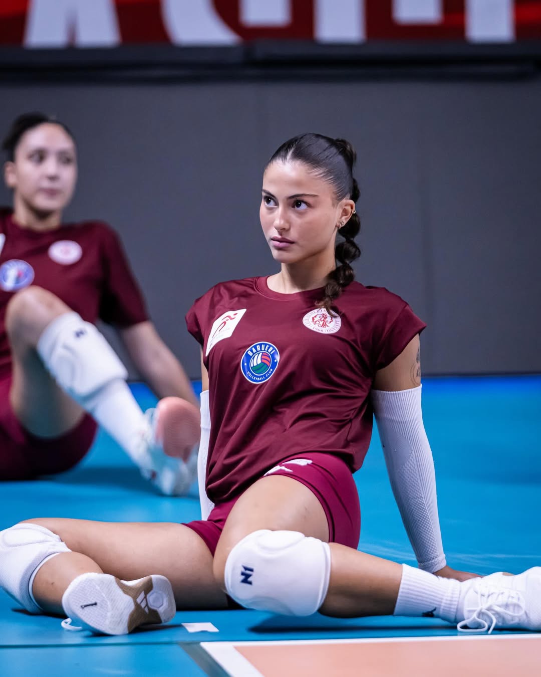 元气满分！排球美少女的勃艮第红运动风穿搭