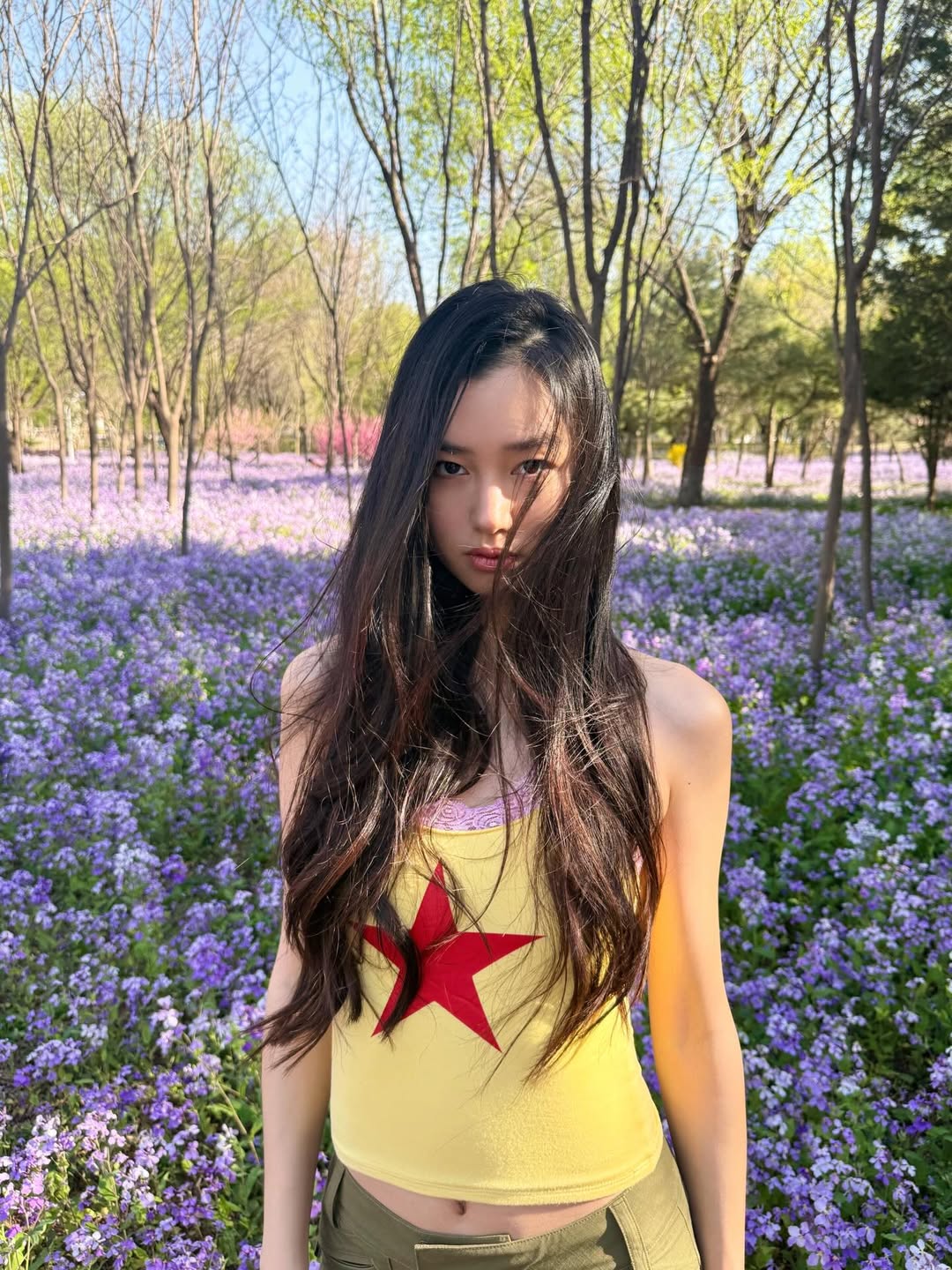 黄色五角星背心搭工装裤，紫色花海里的Y2K酷飒少女