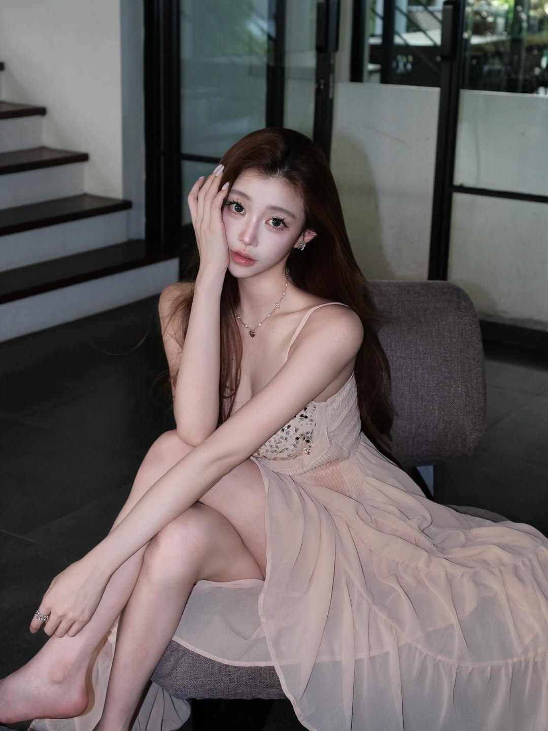 温柔到骨子里！这件浅米色亮片吊带裙也太仙了吧✨-街拍look