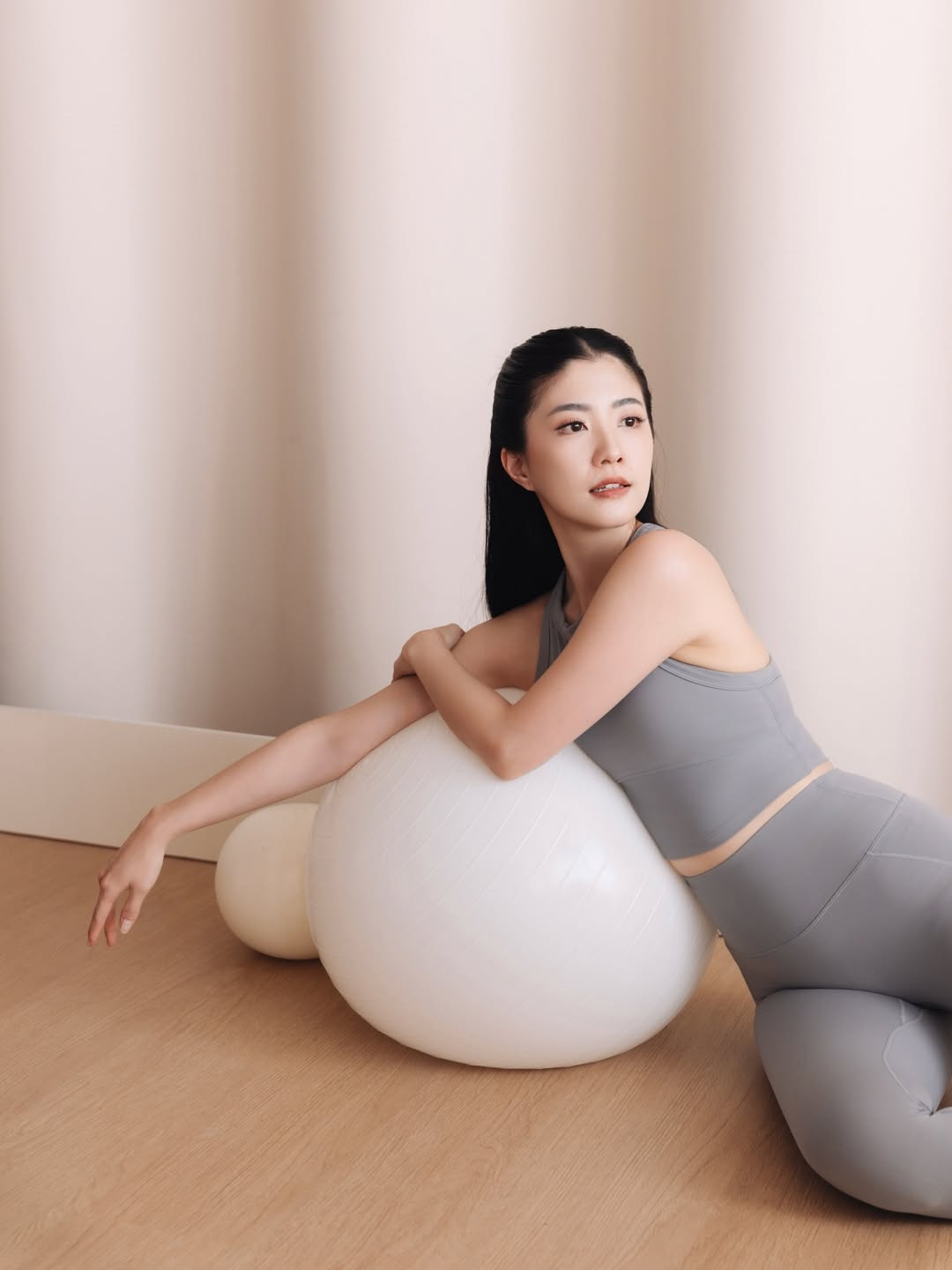 极简莫兰迪灰运动套装，穿出清冷高级健身氛围感