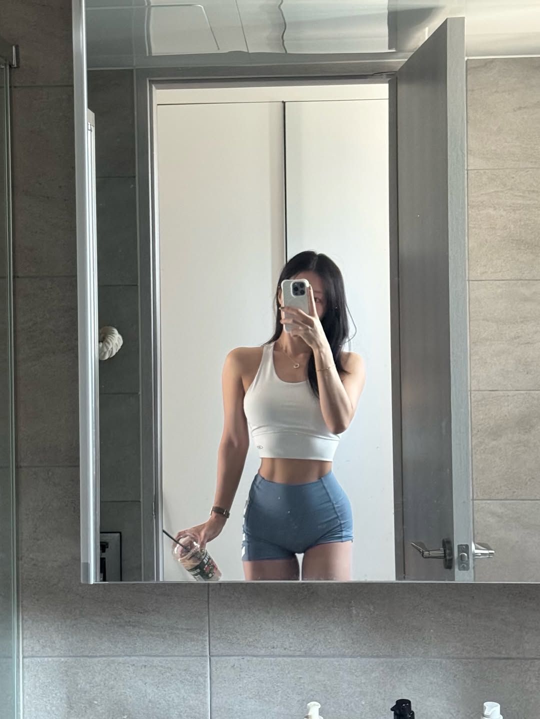 清爽活力的健身房女孩：简约白色背心与雾霾蓝运动短裤的夏日搭配