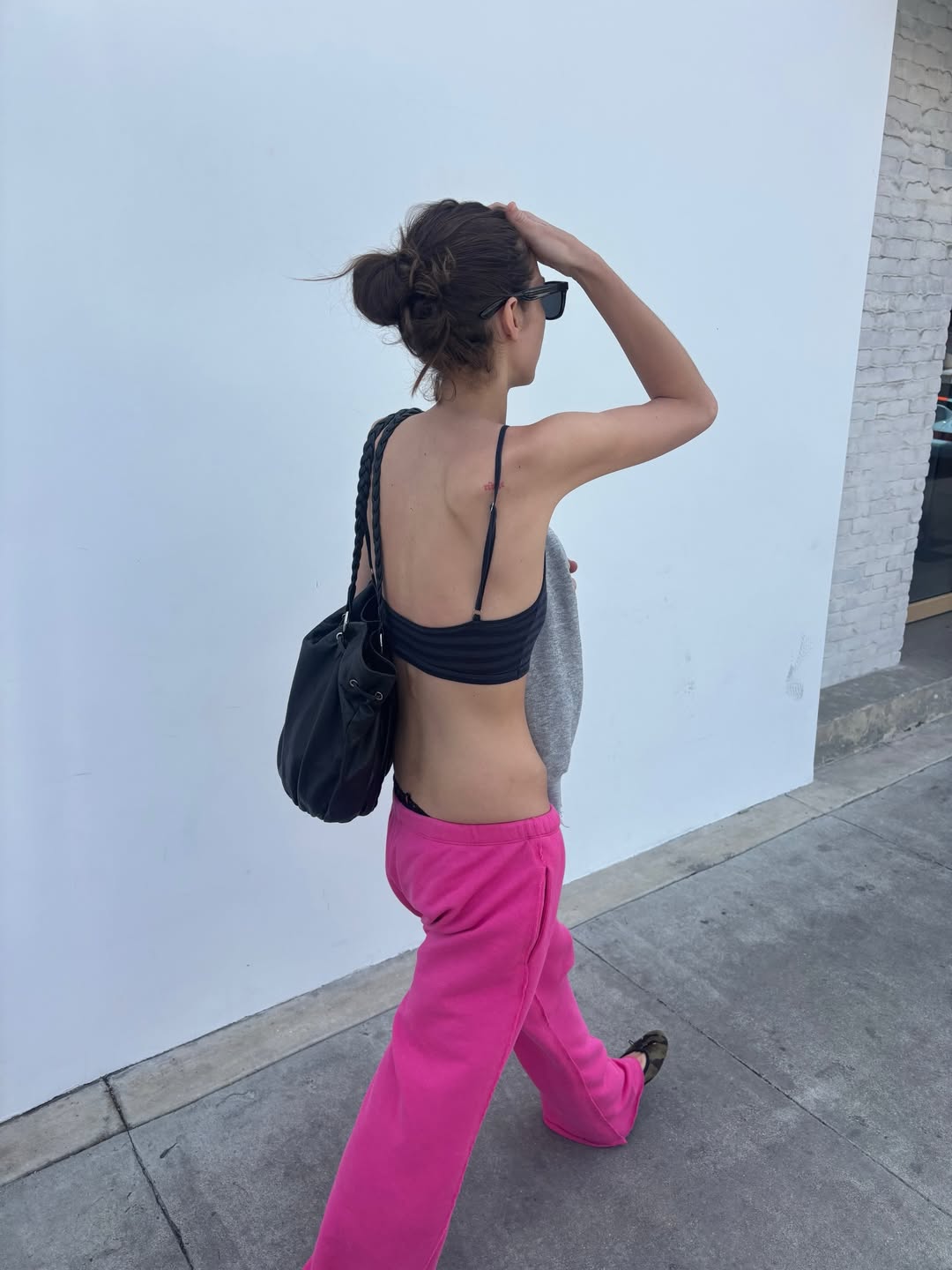 极简叛逆风：低腰粉色卫裤与黑色抹胸的街头邂逅