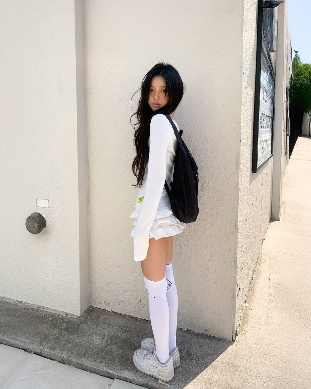 极简主义与少女感的碰撞：全白层次感街拍穿搭解析-街拍look