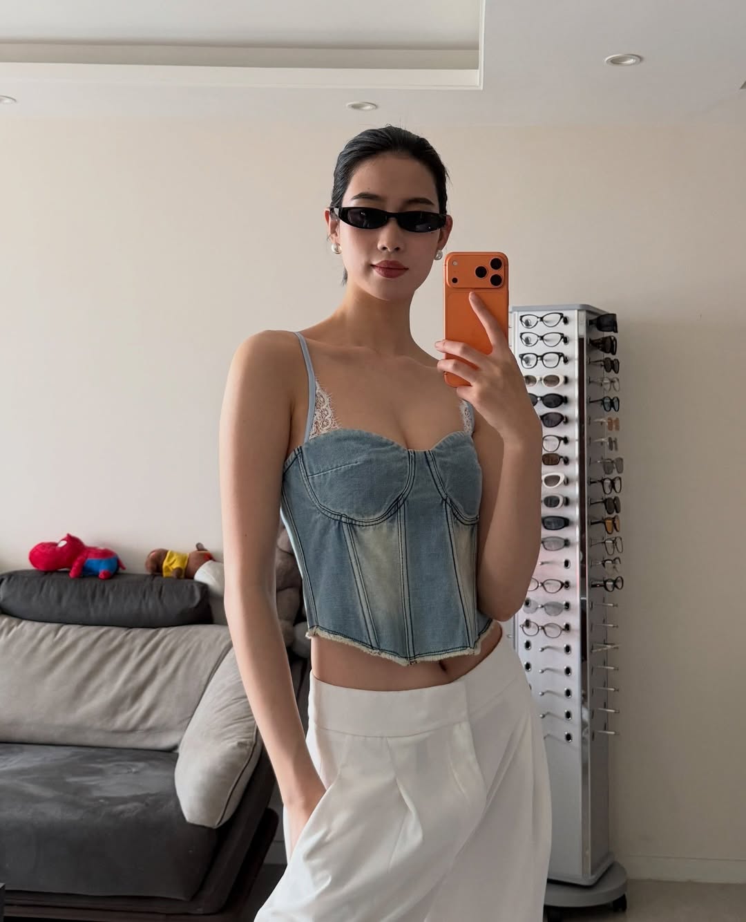 复古辣妹风：丹宁鱼骨胸衣与极简白裤的酷飒碰撞-街拍look