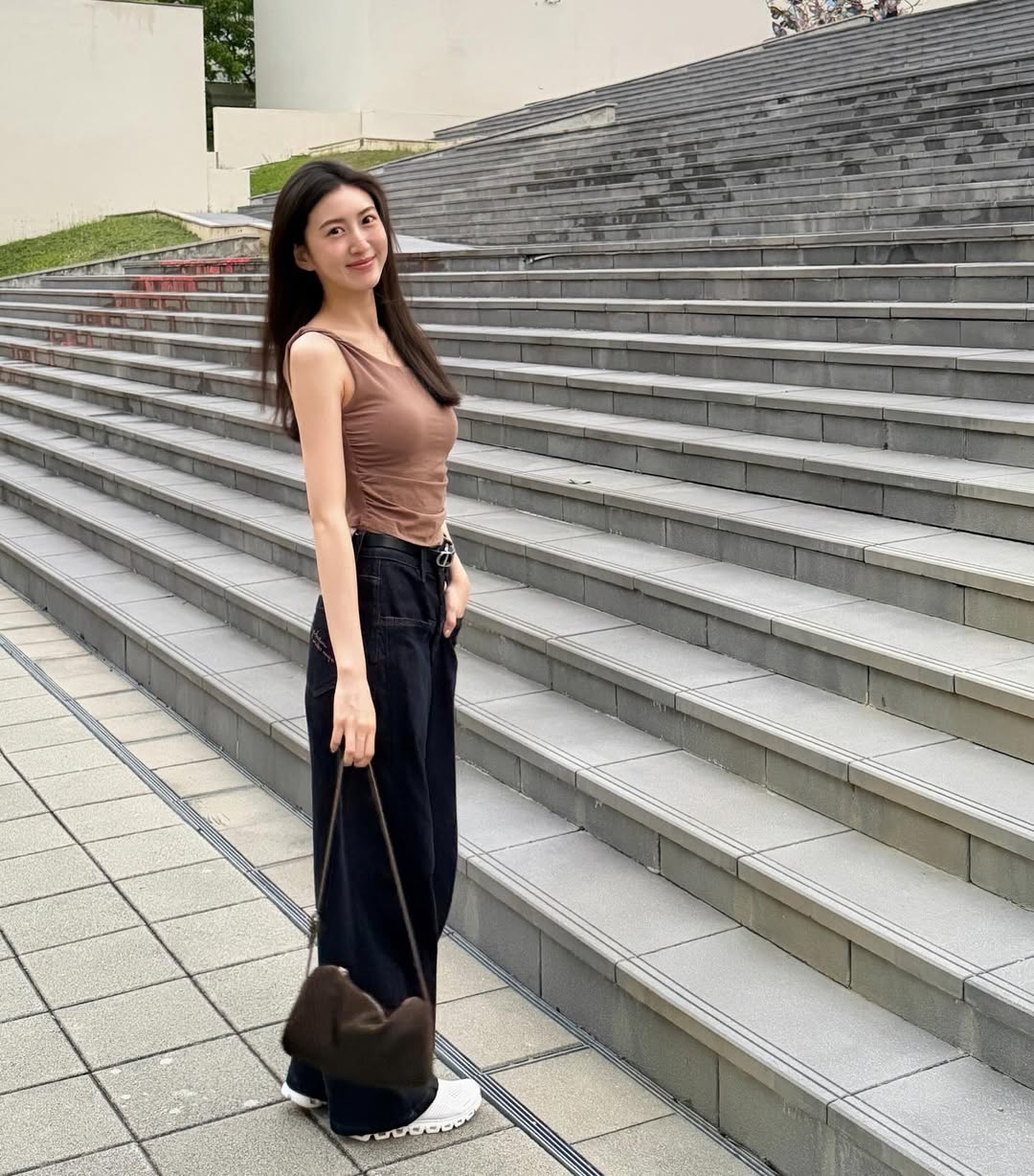 都市极简高级感：大地色系与阔腿裤的夏日优雅穿搭