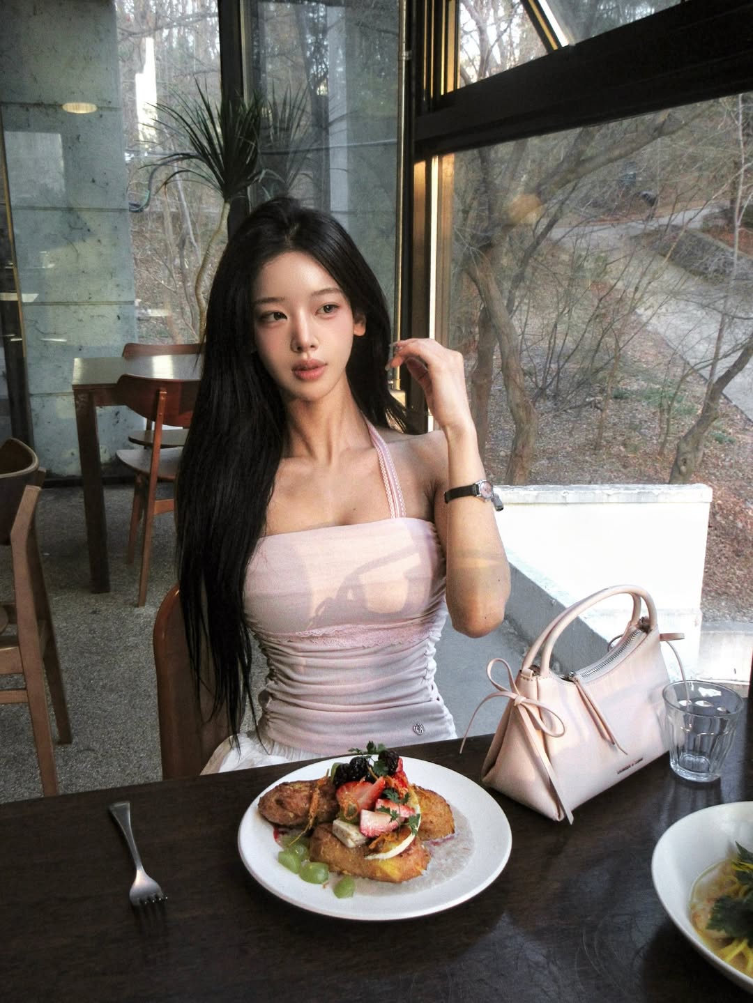 午后暖阳下的优雅食光：浅粉色系少女感穿搭-街拍look