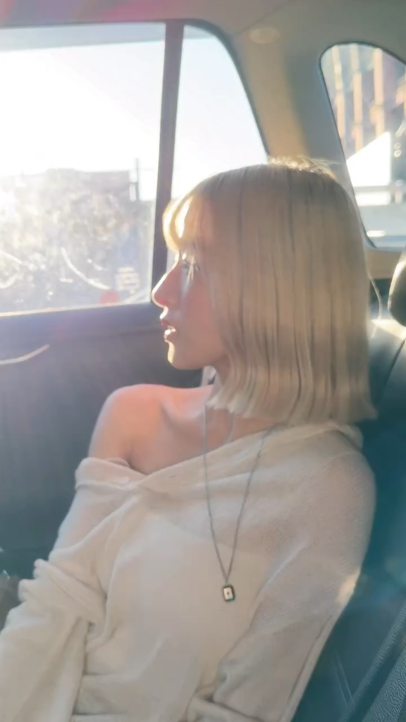 《车内逆光：金发少女的慵懒午后》