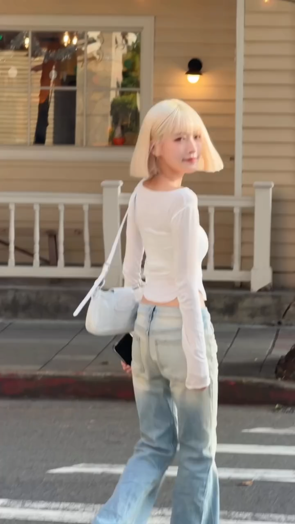 白金短发甜酷女孩街头漫步，渐变牛仔裤打造春日清新感