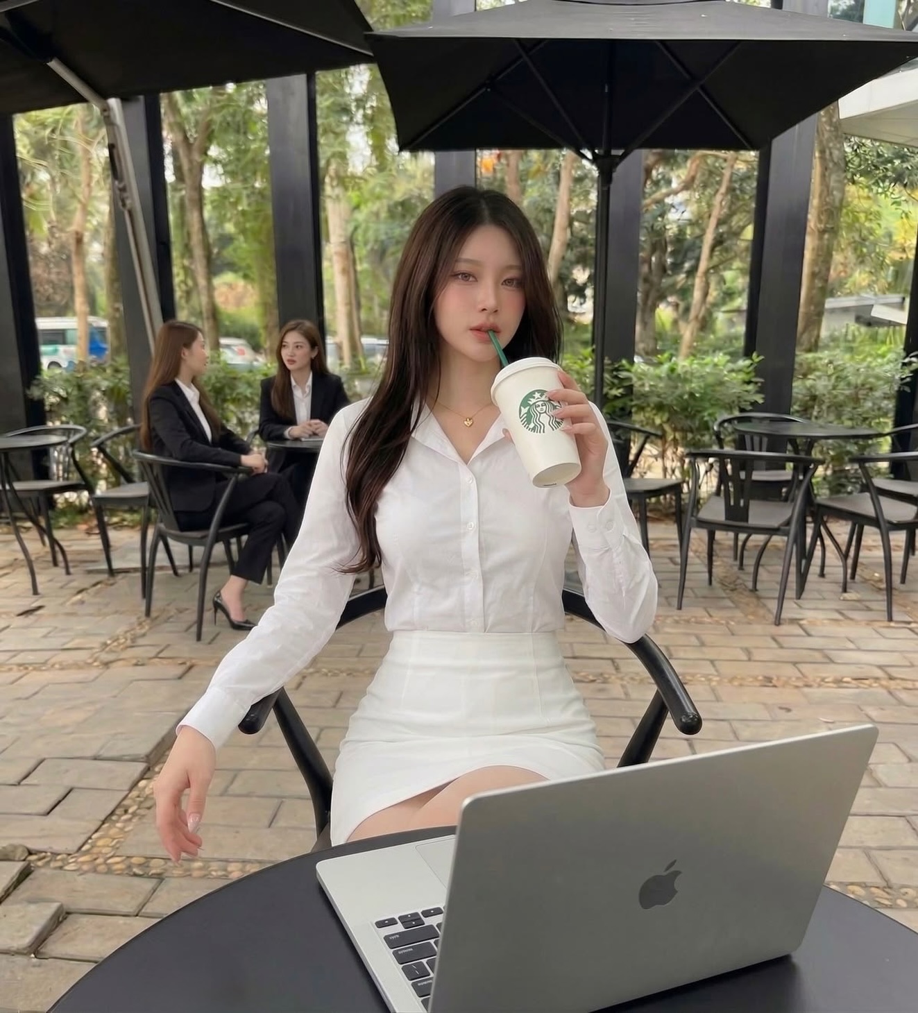 午后咖啡间的清冷系通勤美学——All White穿搭的松弛感秘诀