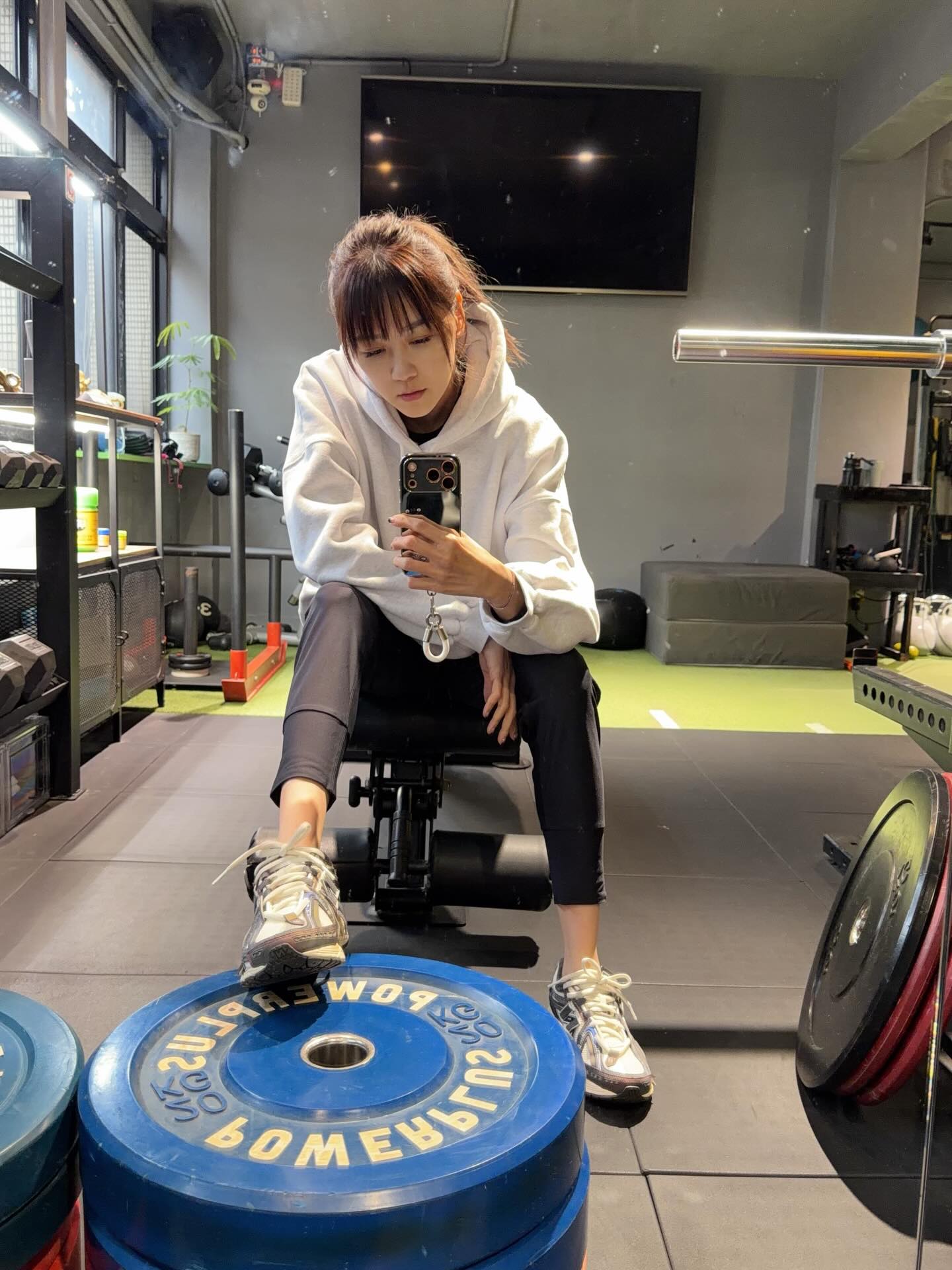 健身房里的韩系运动女孩｜卫衣运动裤的清爽日常