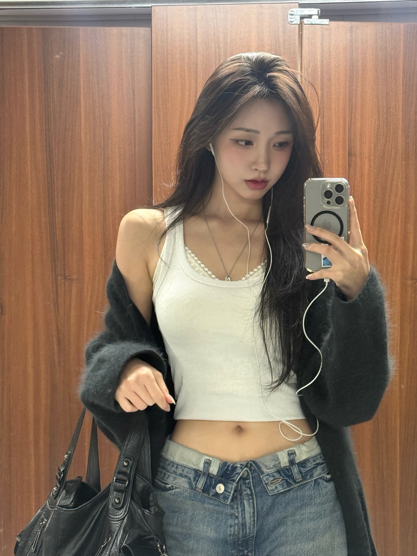 韩系休闲辣妹风｜蕾丝吊带叠穿毛绒开衫的软硬碰撞