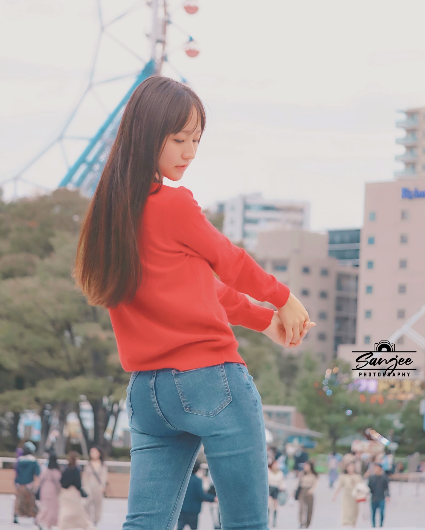 红蓝撞色的韩系清新｜及腰长发与极简针织的温柔攻势