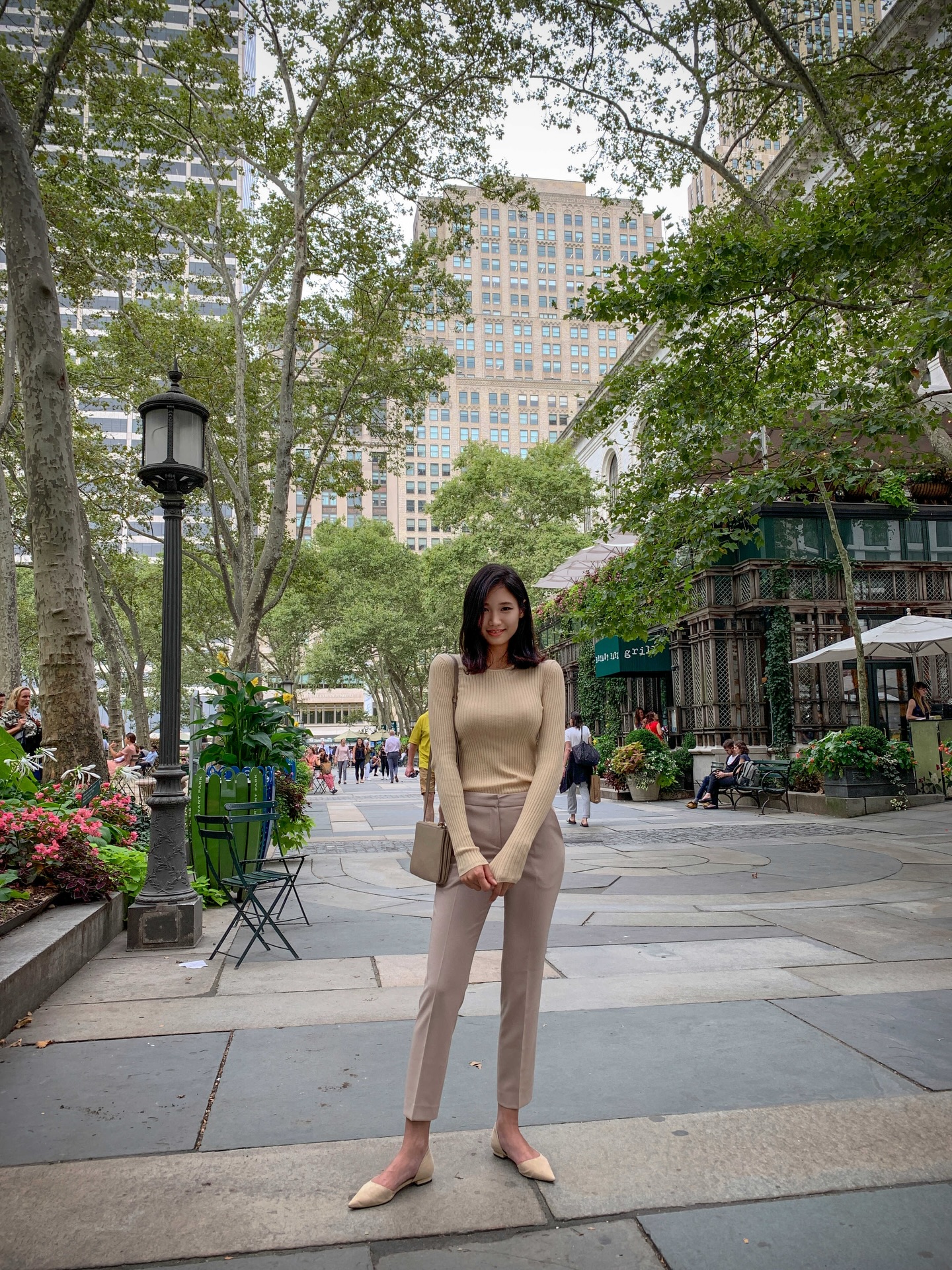 极简同色系通勤风｜米色针织与烟管裤的温柔高级感