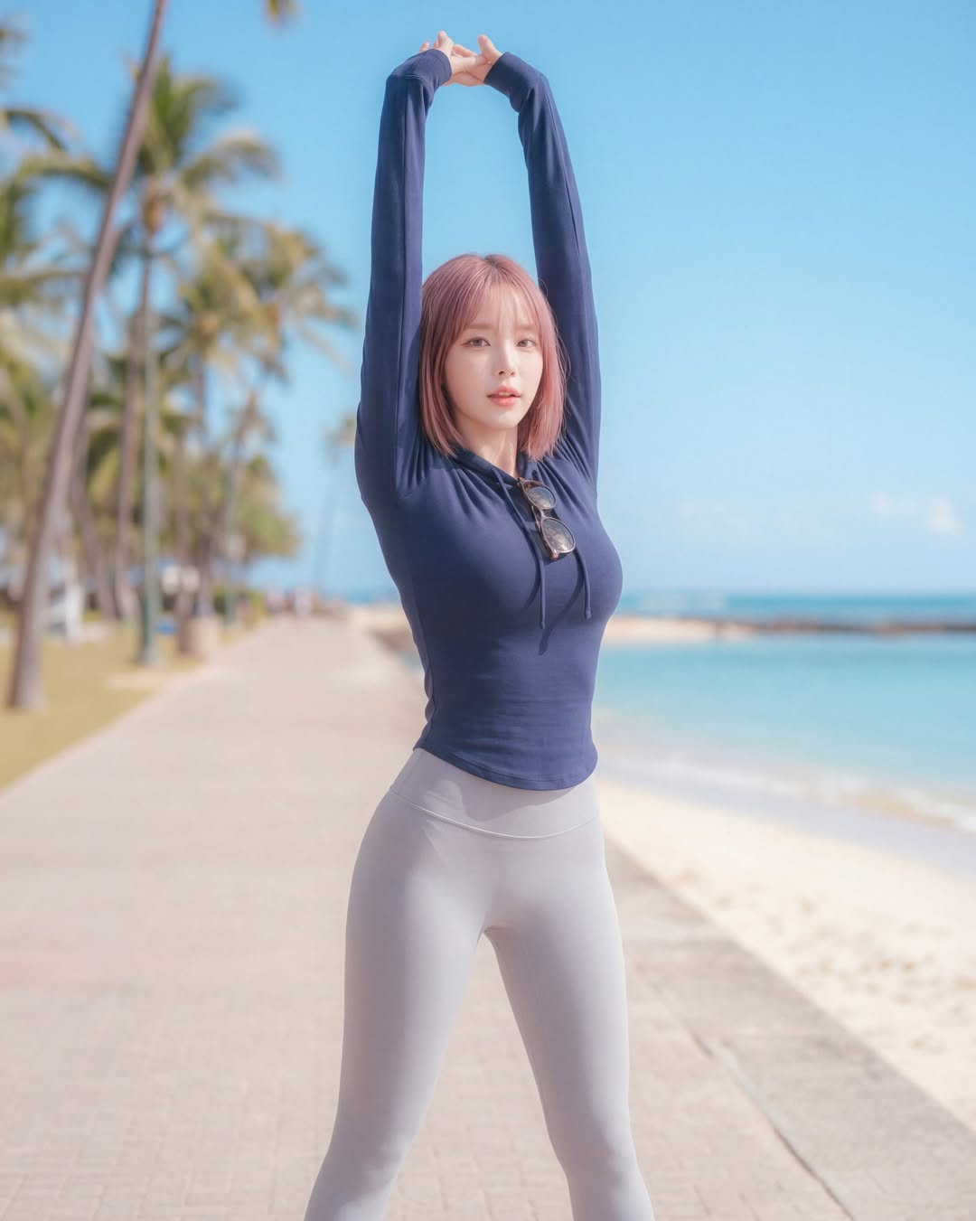 海滨运动女孩｜瑜伽裤与蓝天碧海的活力碰撞-街拍look