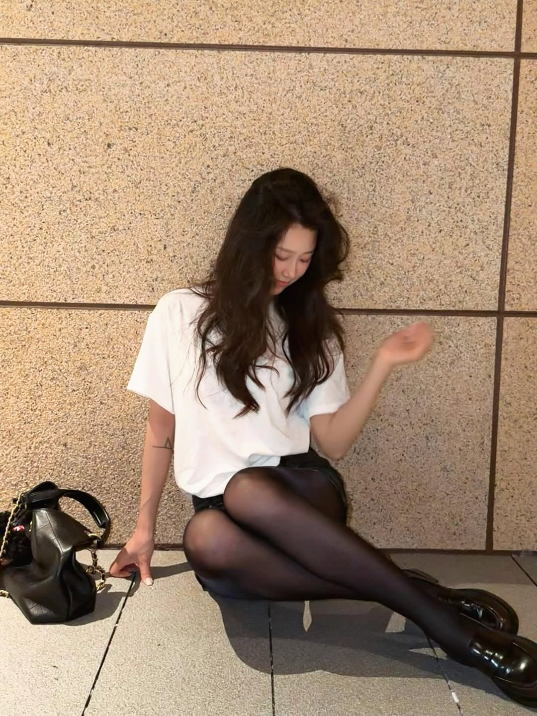 夜景街头的effortless chic｜白T黑丝的慵懒时髦-街拍look