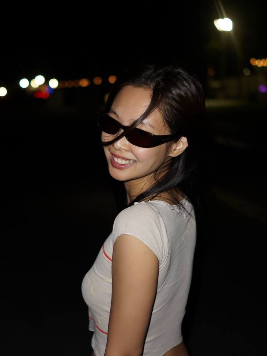 Y2K复古辣妹的夜间街头｜做旧灰T恤与闪光灯的酷感-街拍look