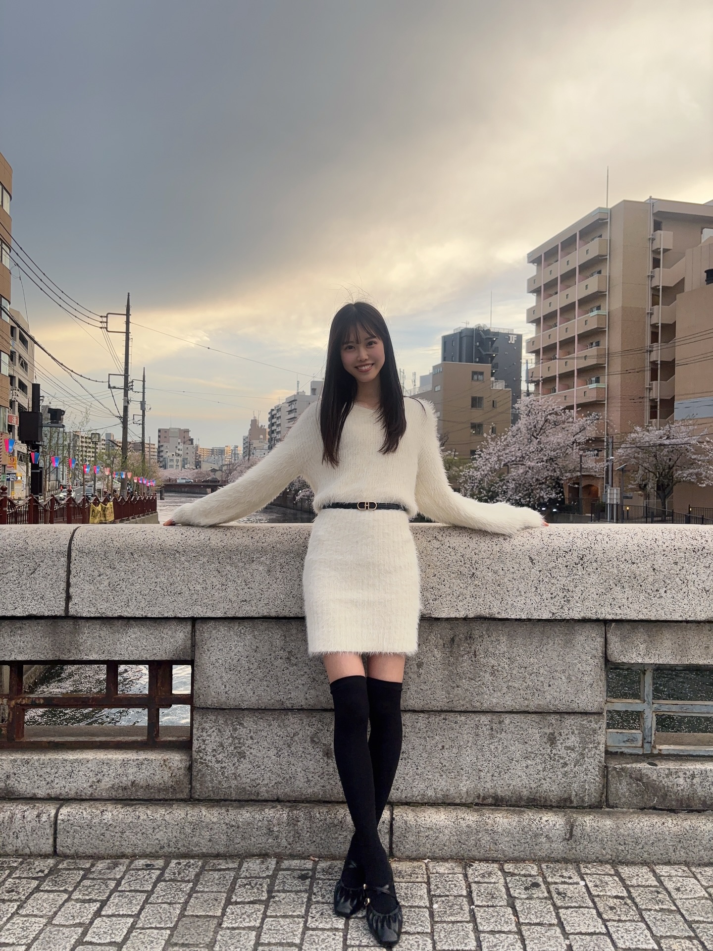 日系毛绒连衣裙的黄昏河畔｜樱花树下的甜美淑女