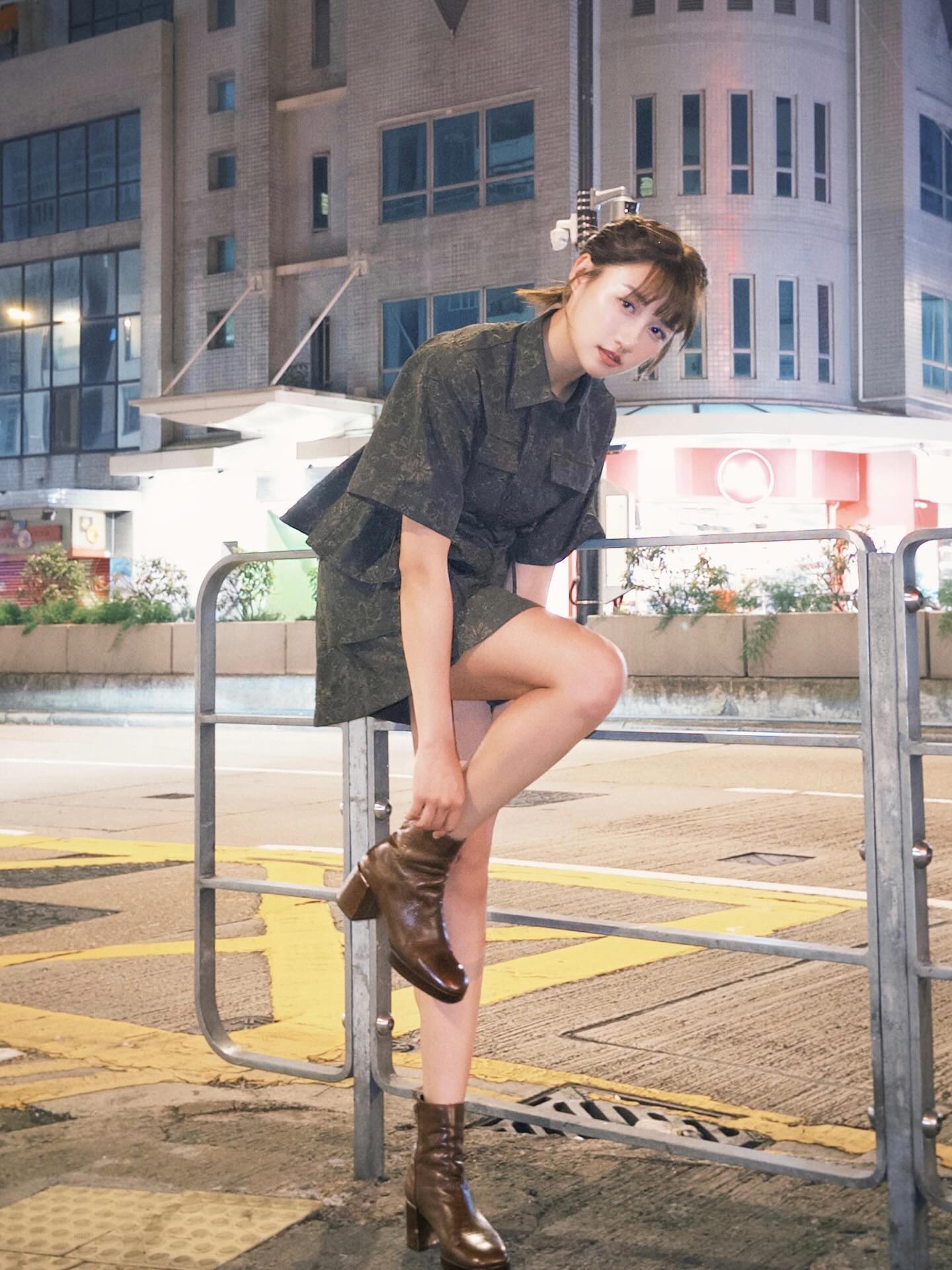 工装风衬衫裙的飒爽中性风｜夜色里的利落背影