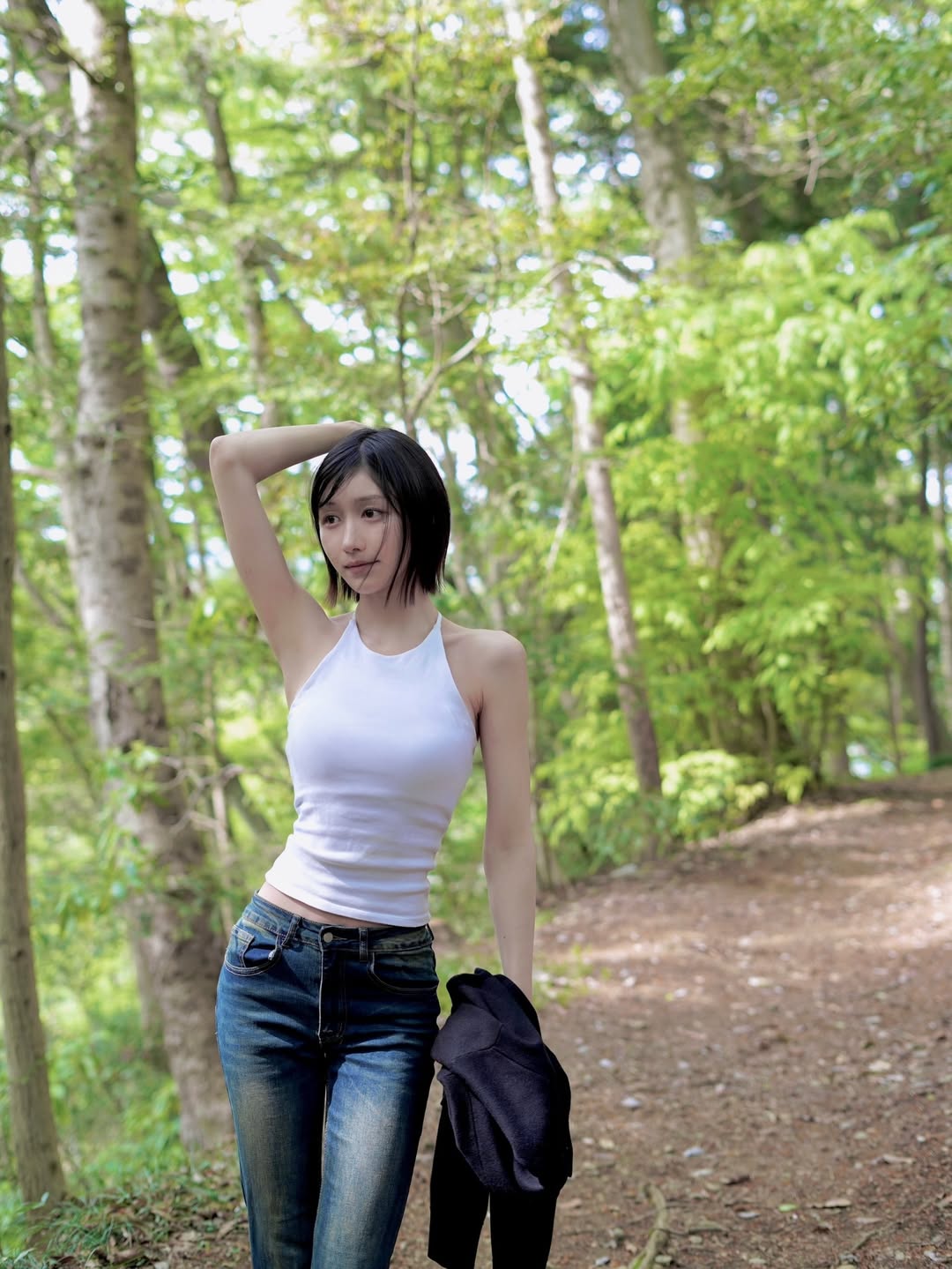 夏日林间的CleanFit女孩｜挂脖背心与牛仔的斑驳光影