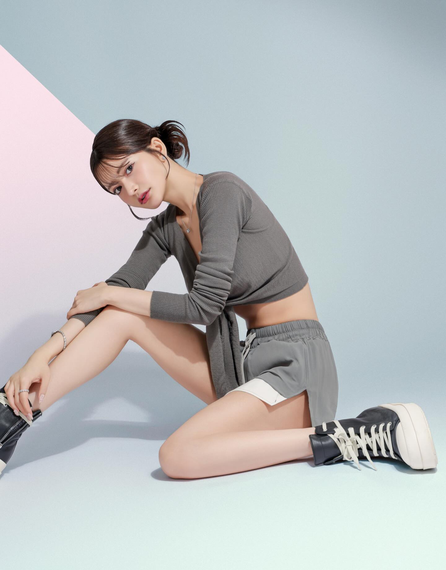 灰调运动女孩｜V领绑带针织与同色系短裤的慵懒精致