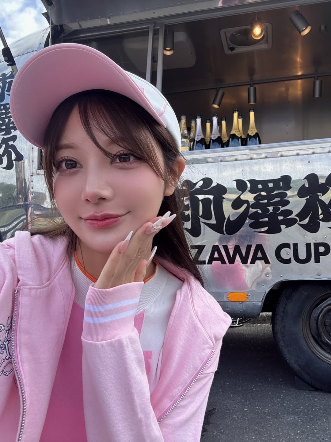 粉色甜酷运动风｜连帽卫衣与餐车的青春活力