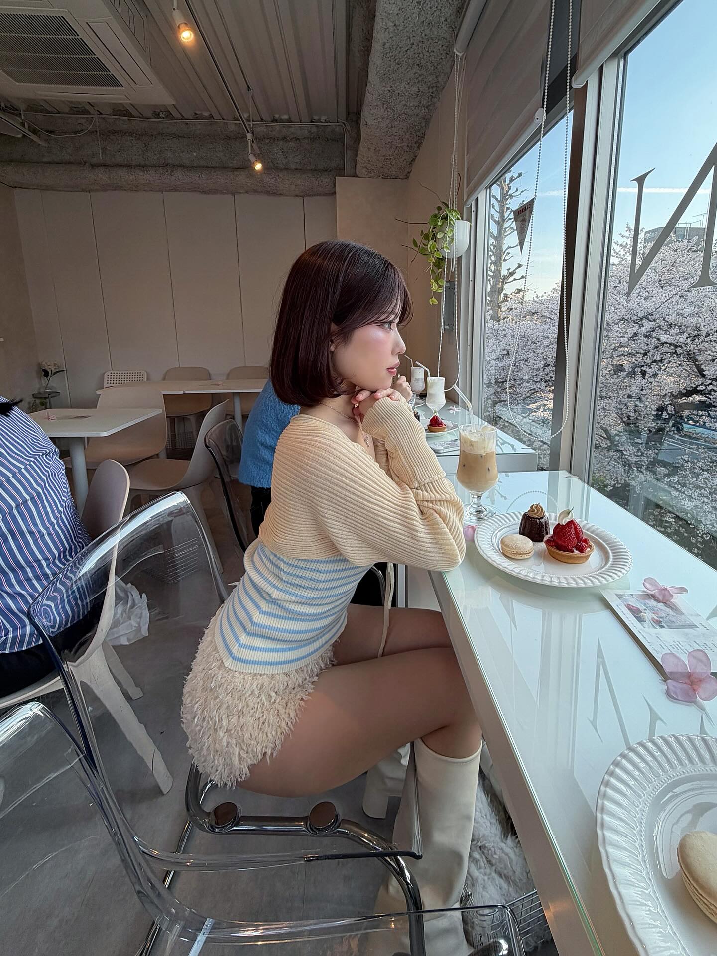 樱花树下的Y2K少女｜条纹针织与羽毛裙的春日俏皮