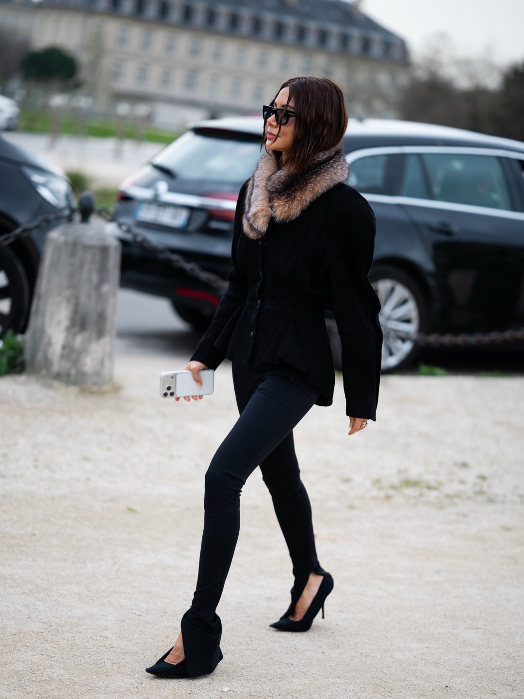 全黑街拍气场｜收腰西装与尖头细高跟的法式优雅