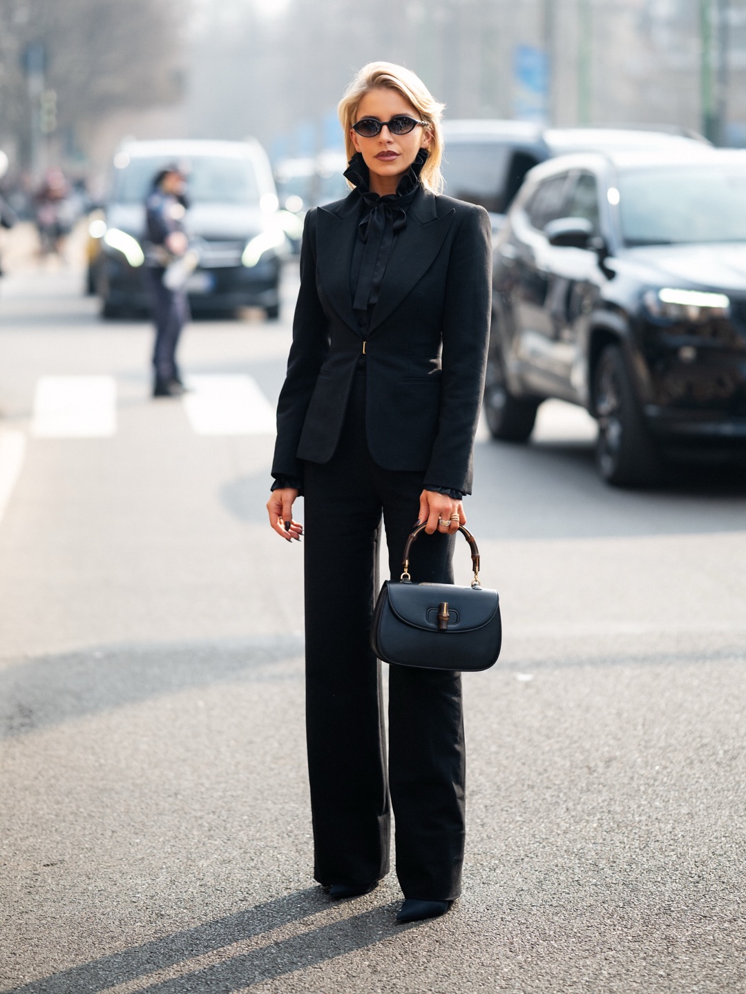 全黑PowerSuit｜荷叶边衬衫与竹节包的好莱坞气场