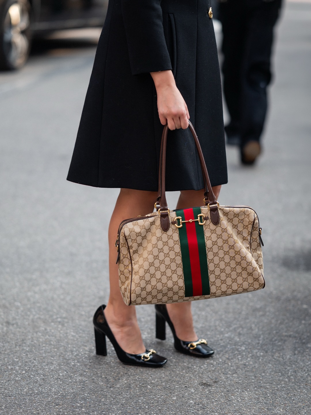 老钱风的日常｜Gucci旅行包与小黑裙的经典平衡