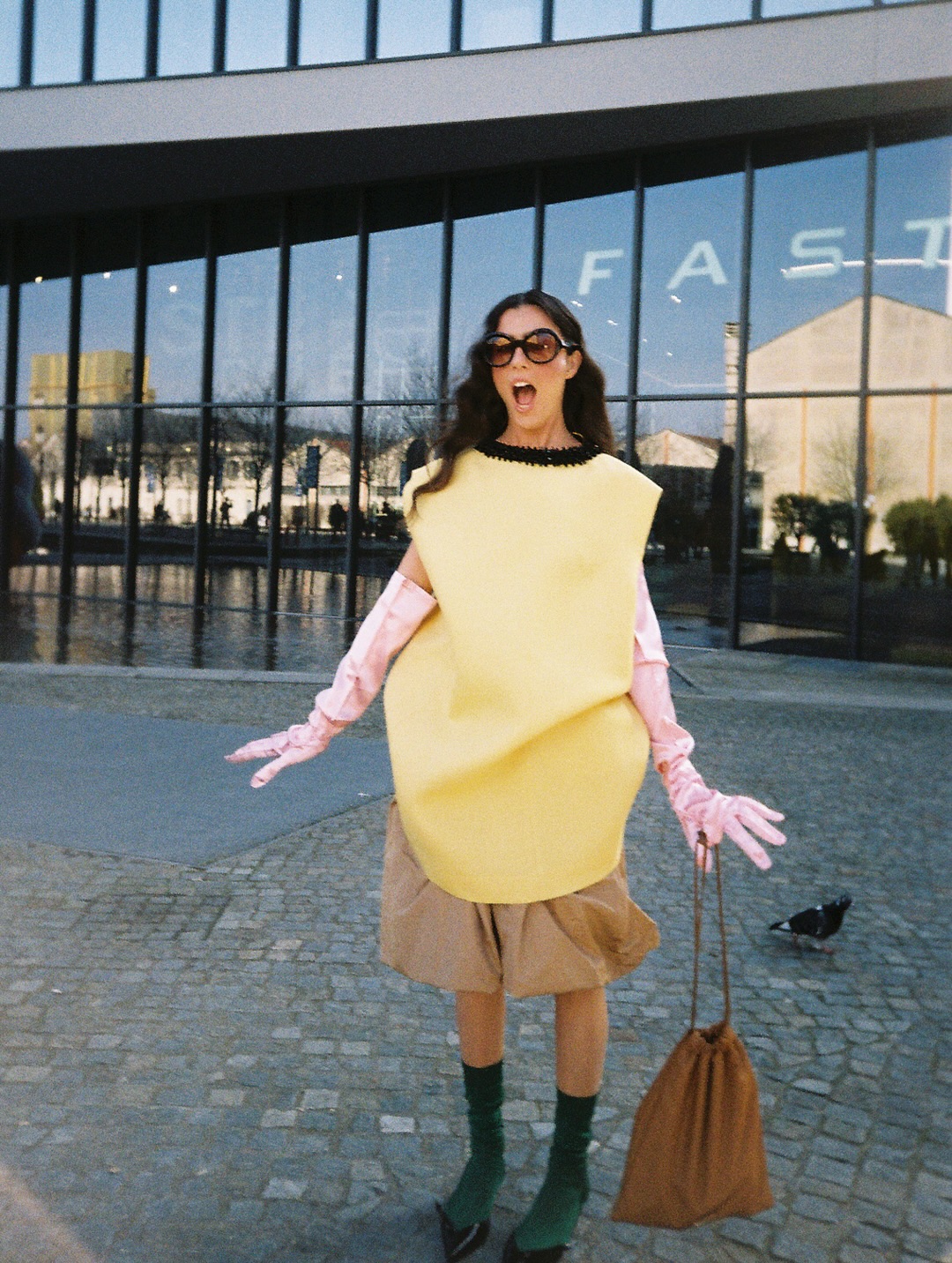 高饱和童趣混搭｜柠檬黄毛呢背心的先锋街头