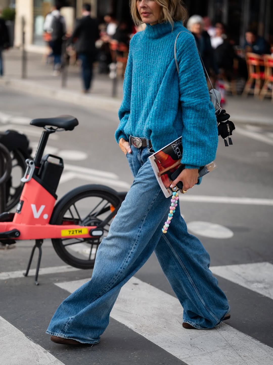 法式复古蓝｜孔雀蓝毛衣与阔腿丹宁的松弛