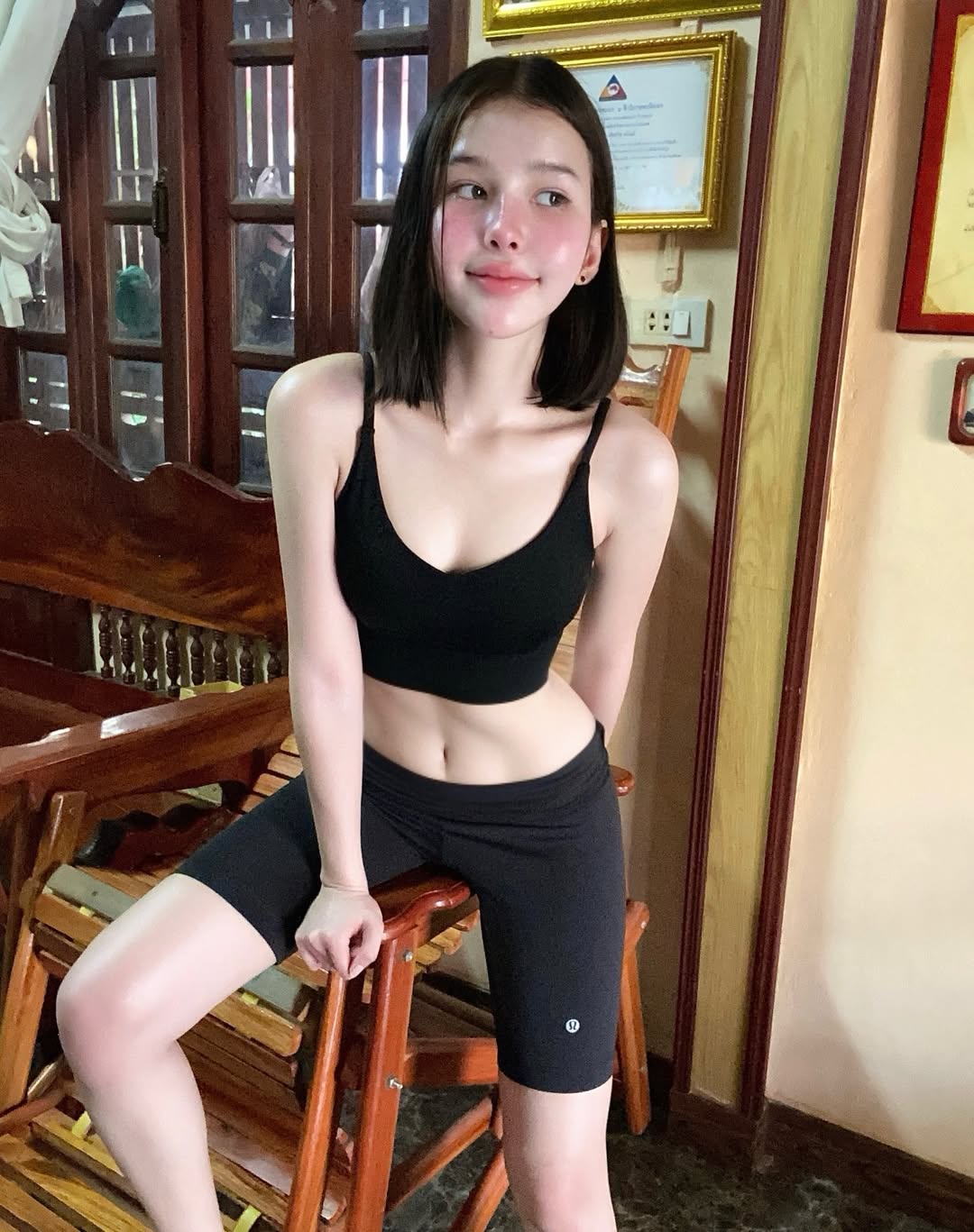 全黑运动女孩｜短款运动内衣与骑行短裤的活力