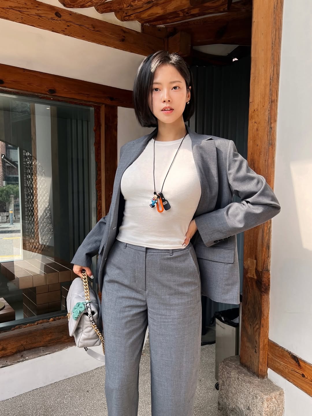 灰色西装与趣味配饰的都市混搭