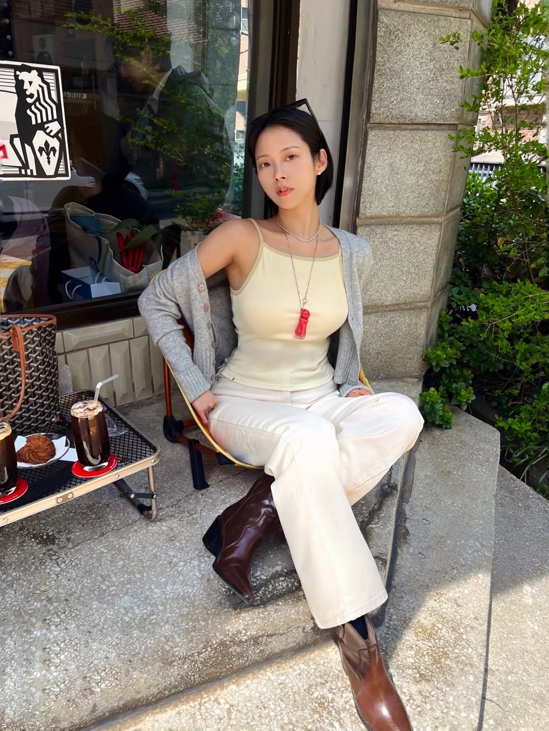 奶油色系慵懒穿搭，尽显都市法式随性