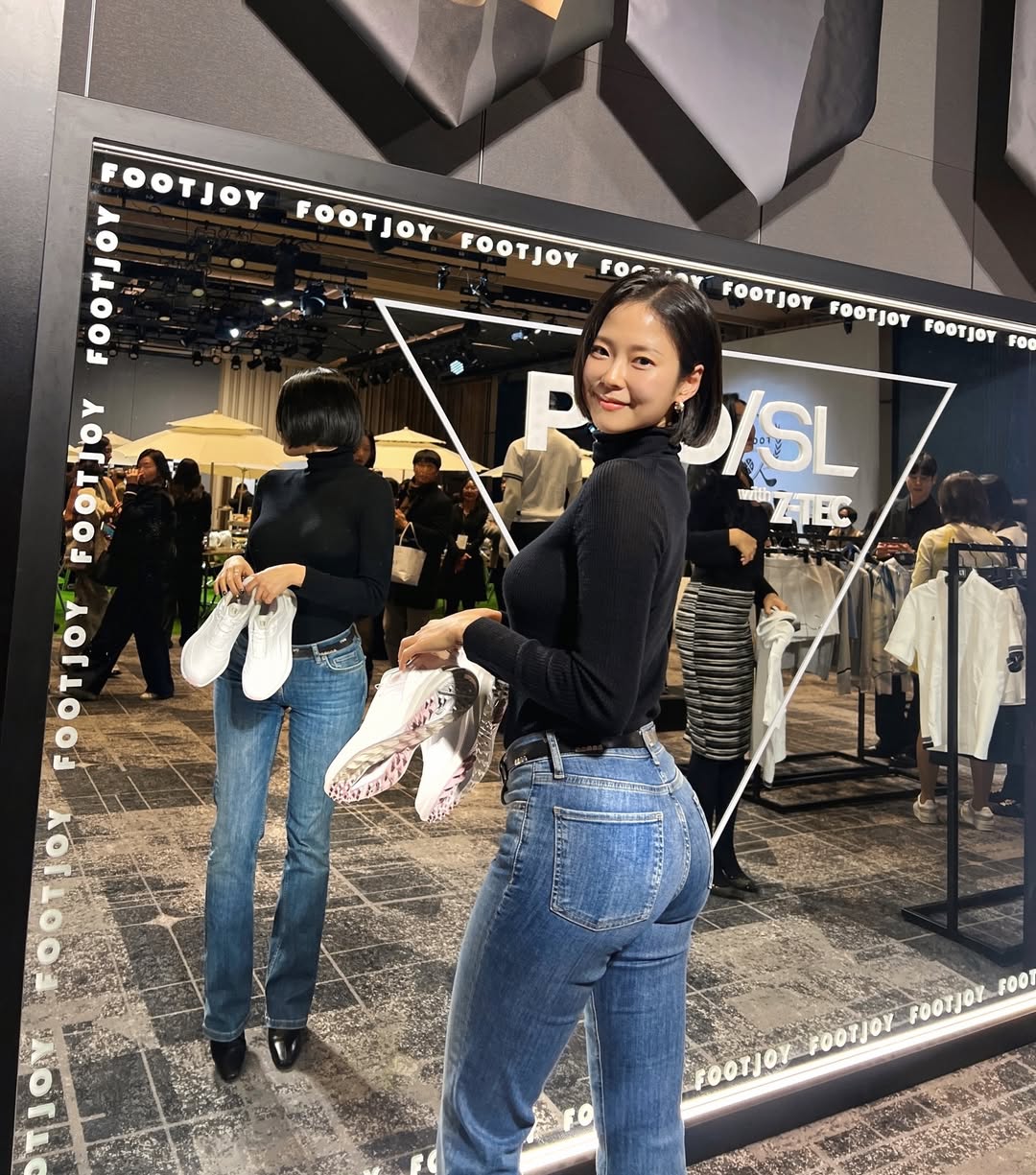 简约黑高领搭牛仔，尽显迷人好身材