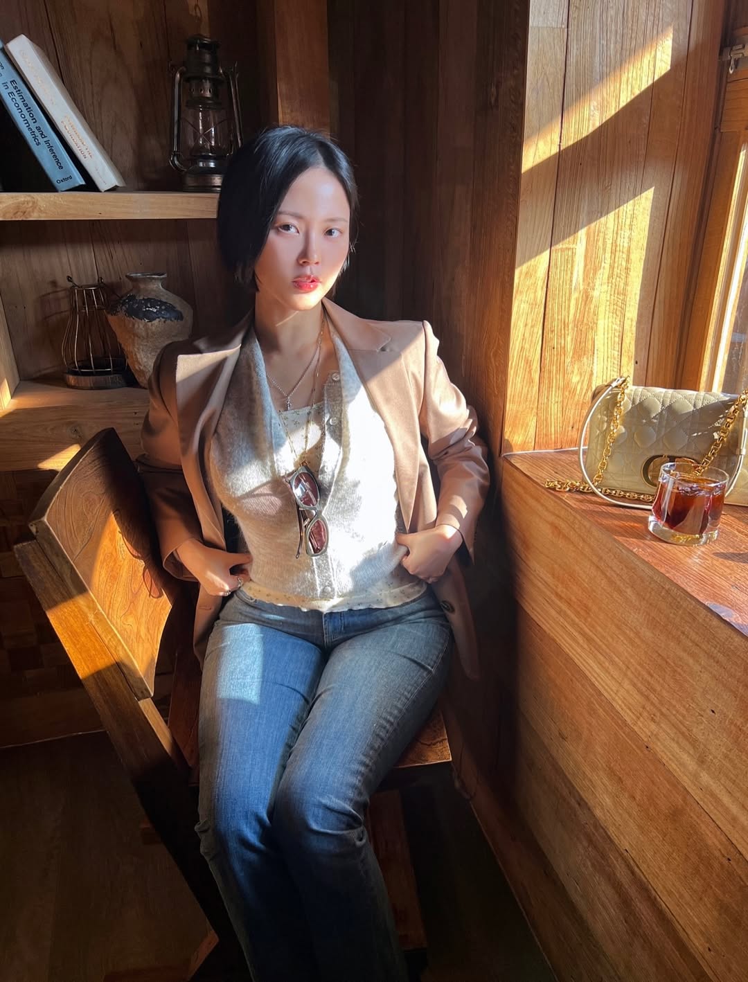 暖阳质感：棕色西服与针织的知性叠穿美学