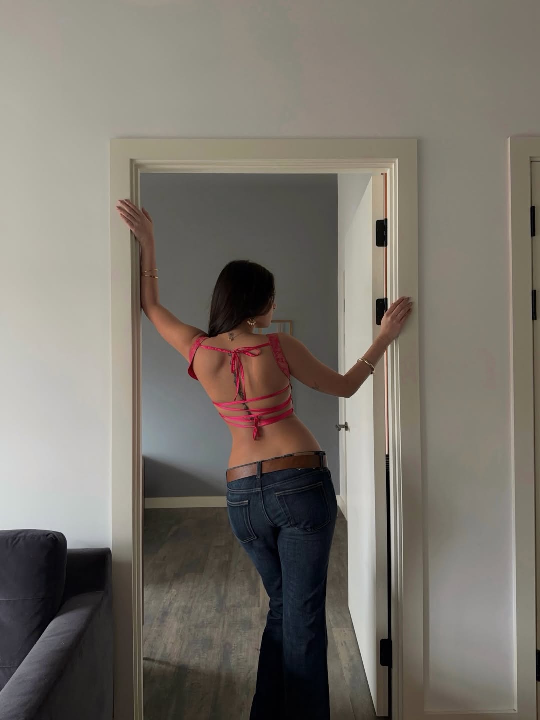 玫红绑带勾勒复古腰臀比