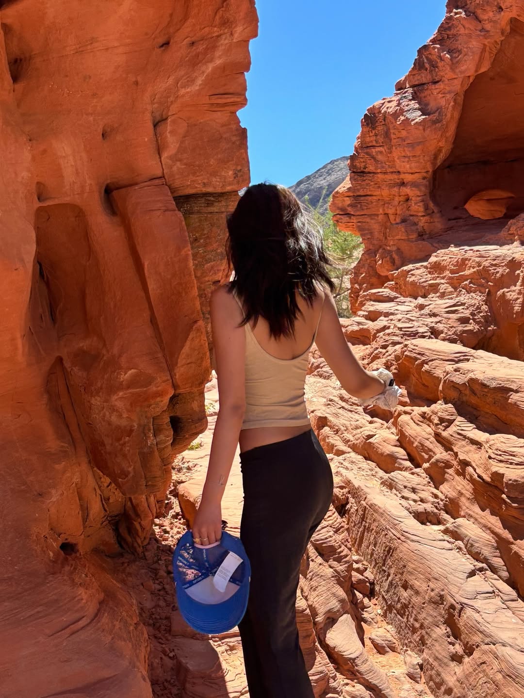 峡谷间行走的裸色呼吸感