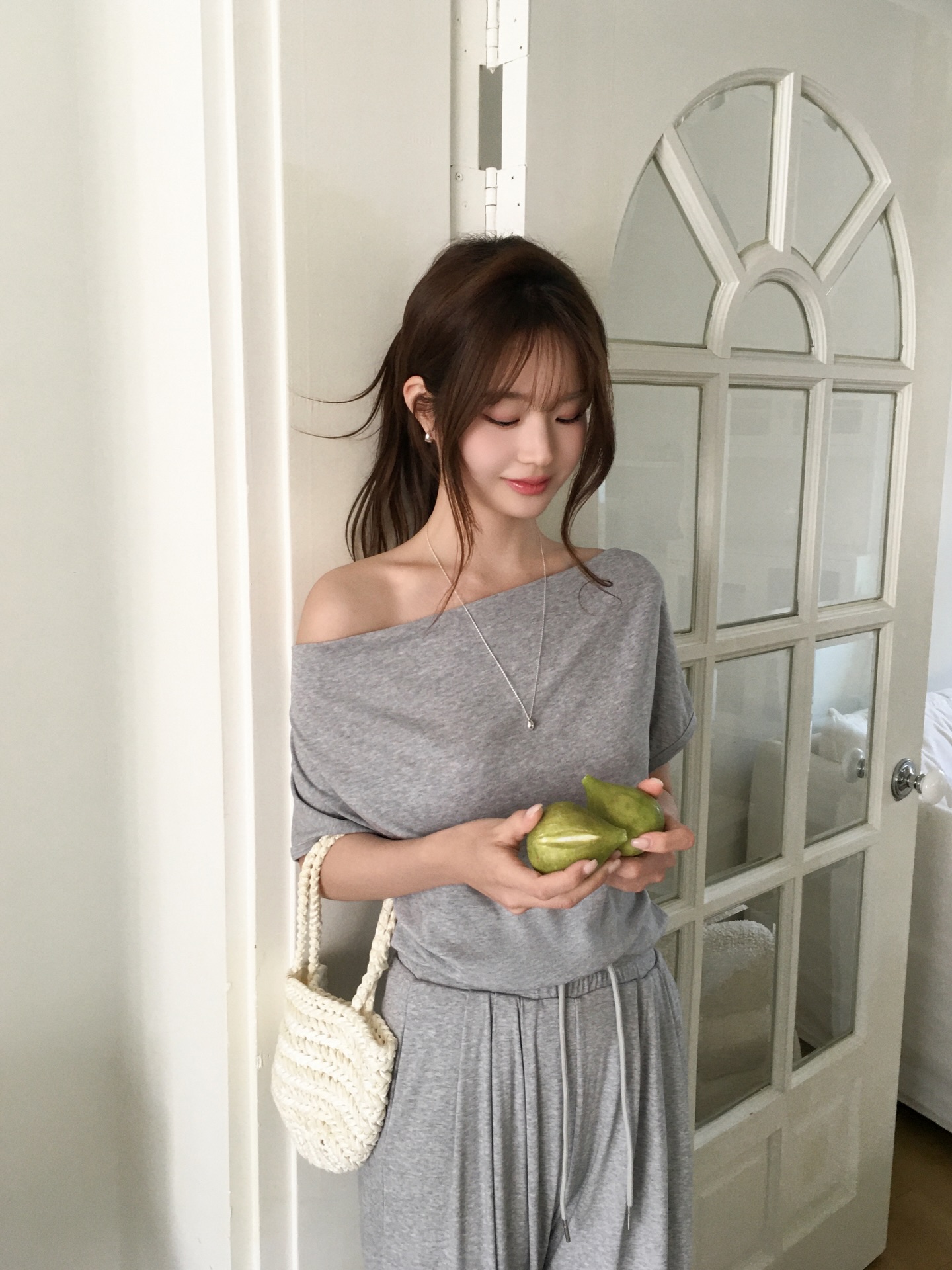 韩系慵懒风教科书！灰色露肩上衣配阔腿裤，这套装舒适随性到想直接搬进屏幕里