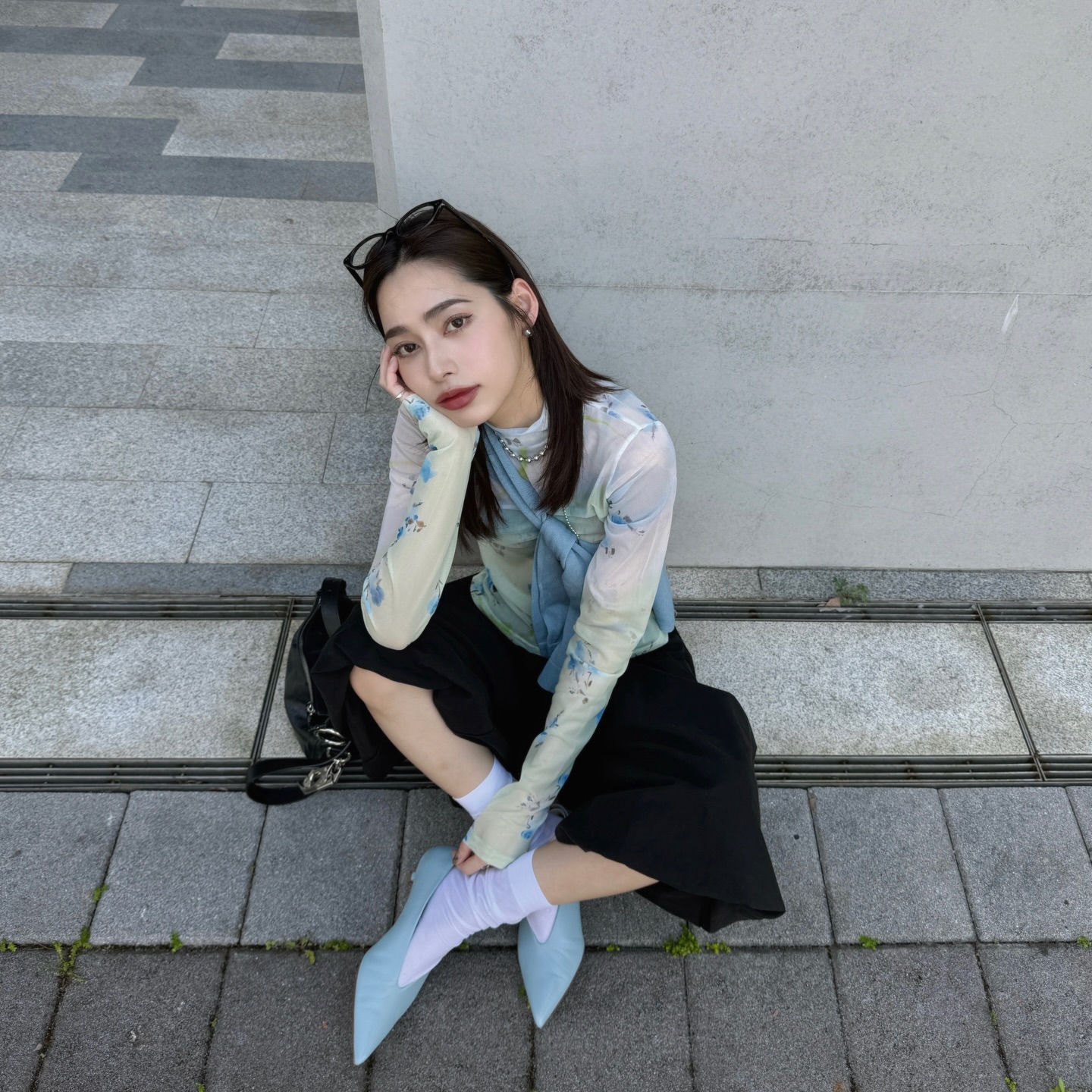 蓝绿印花透肤上衣清冷又时髦，蹲姿随性又A，甜酷女孩拿捏了