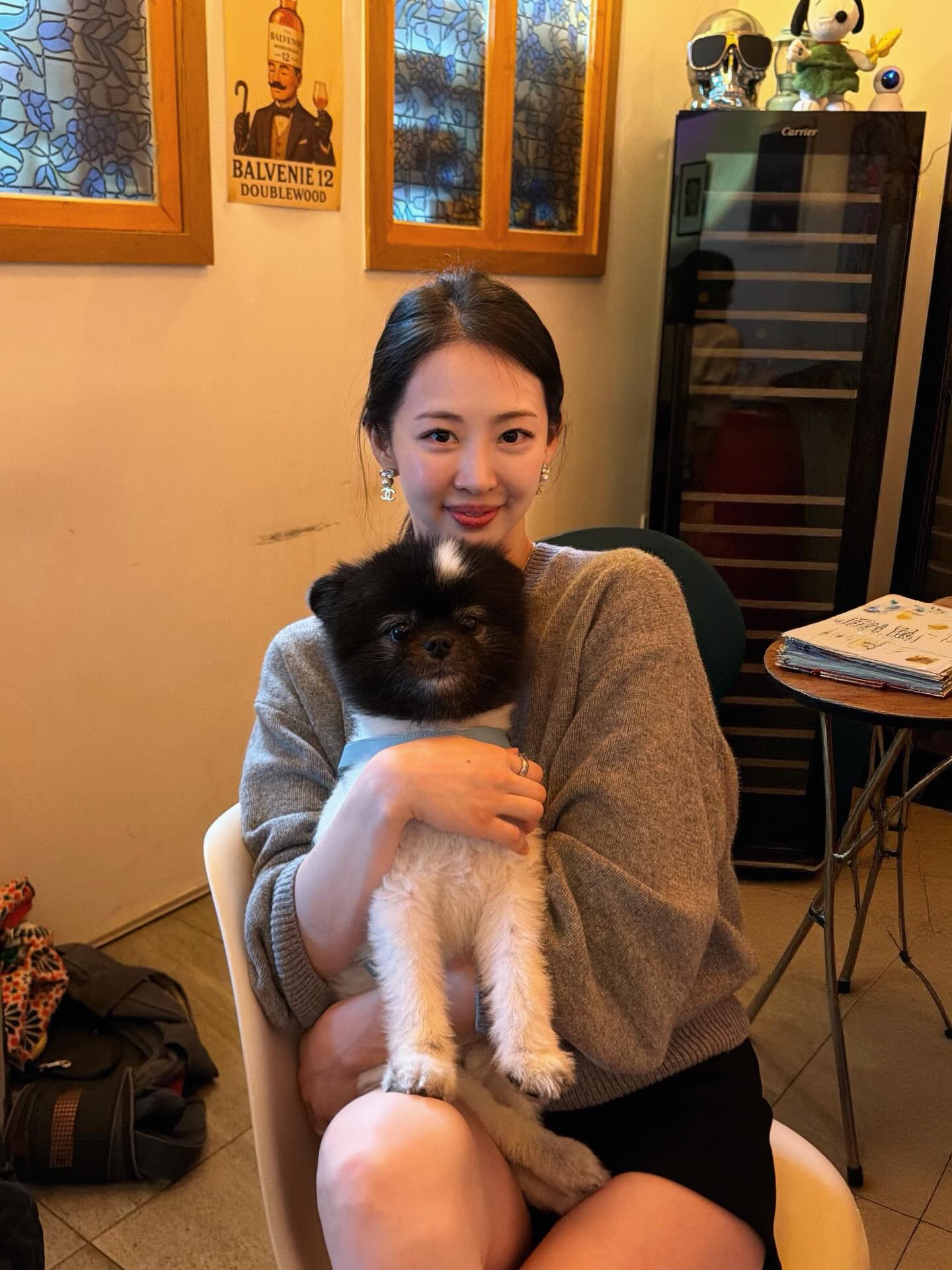 灰色毛衣的温柔谁懂！暖黄灯光下抱狗撒娇，韩系姐姐感要溢出来了