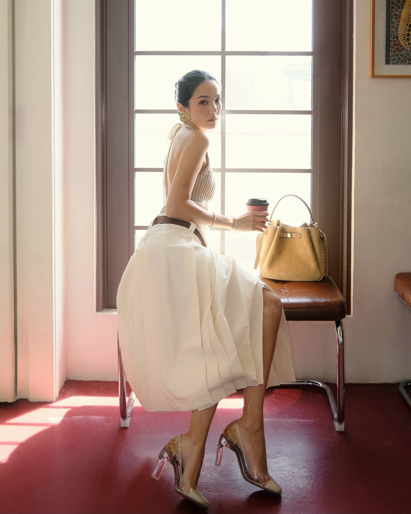 露背挂脖针织衫+大褶皱裙，上紧下松绝了，这身材管理真的存在吗