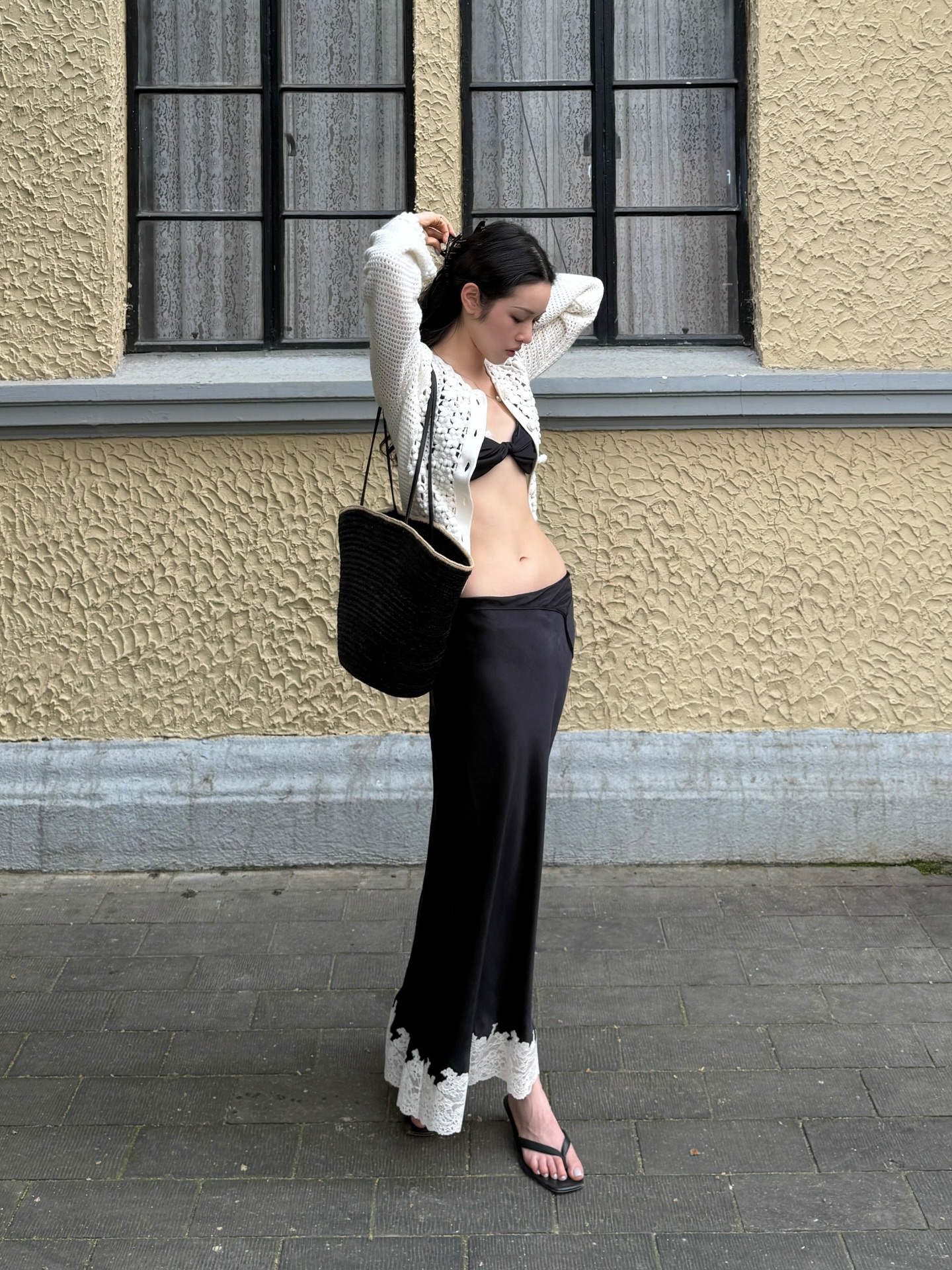 黑白镂空配缎面长裙，波希米亚女孩上线，随性得不像精心打扮过的