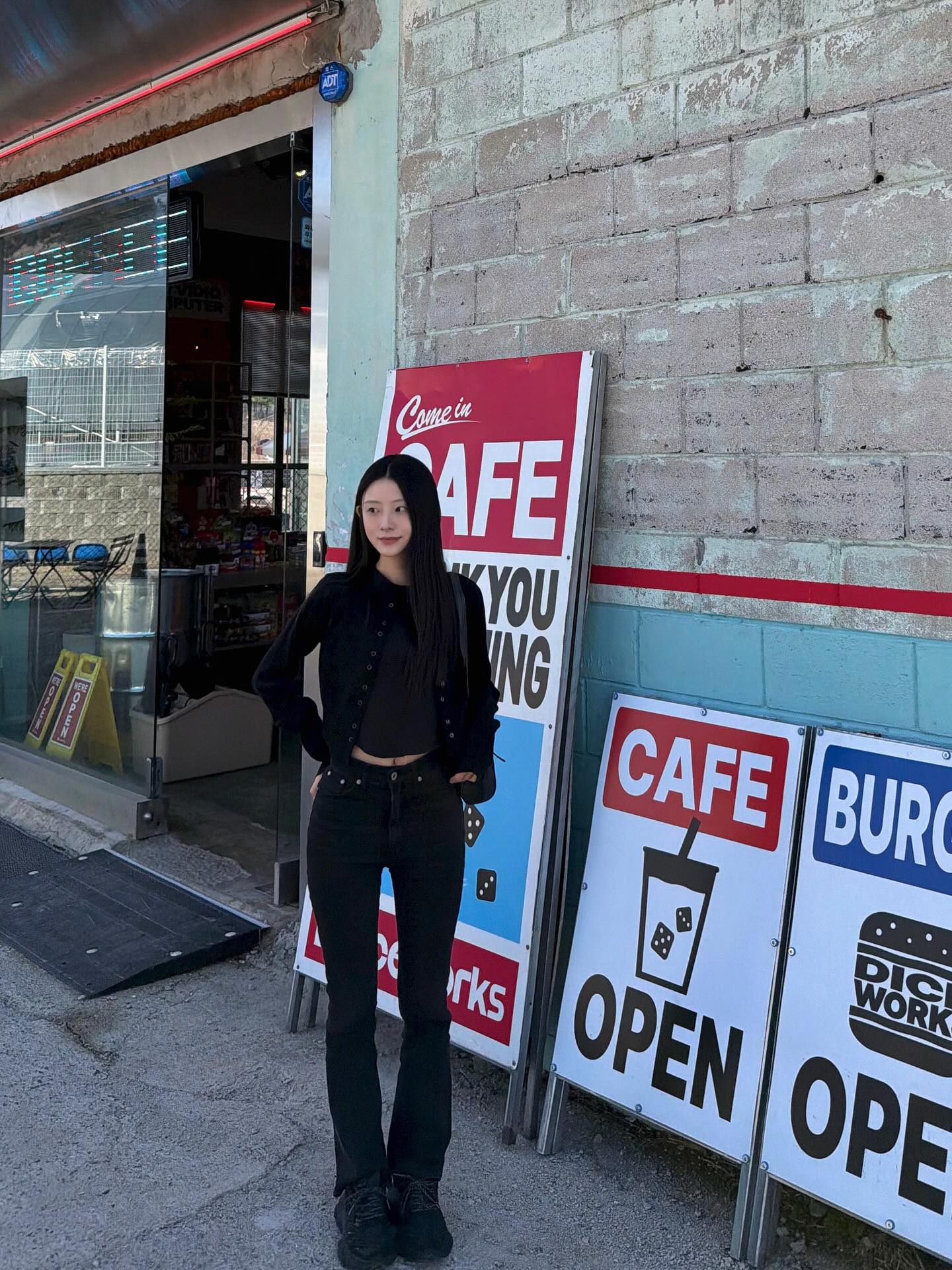 All Black一穿到底，短款开衫叠穿显比例，酷Girl出街没在怕的