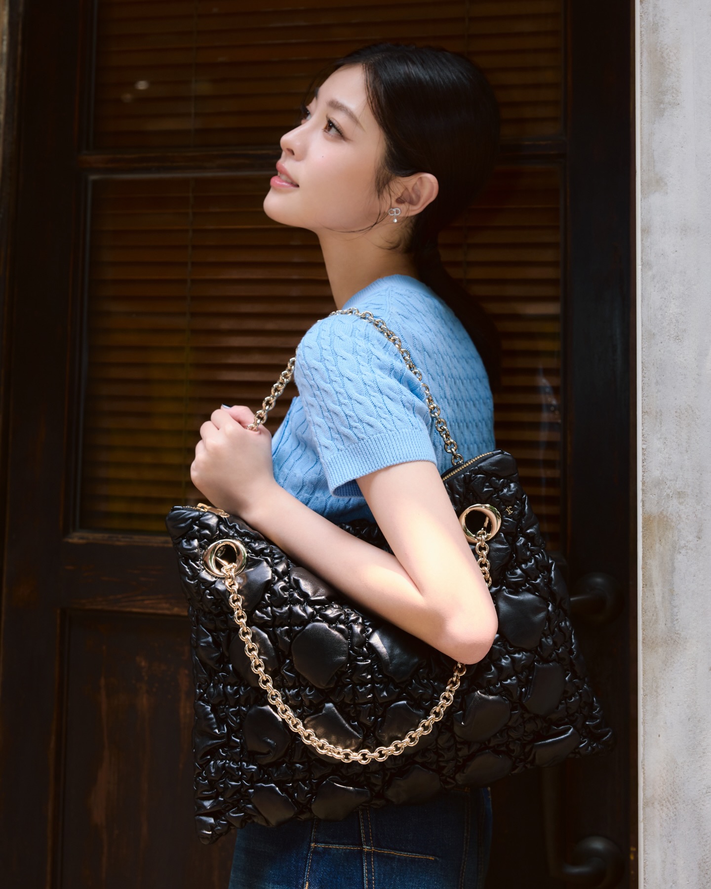 雾霾蓝绞花毛衣温柔暴击！菱格链条包复古感拉满，低盘发知性优雅