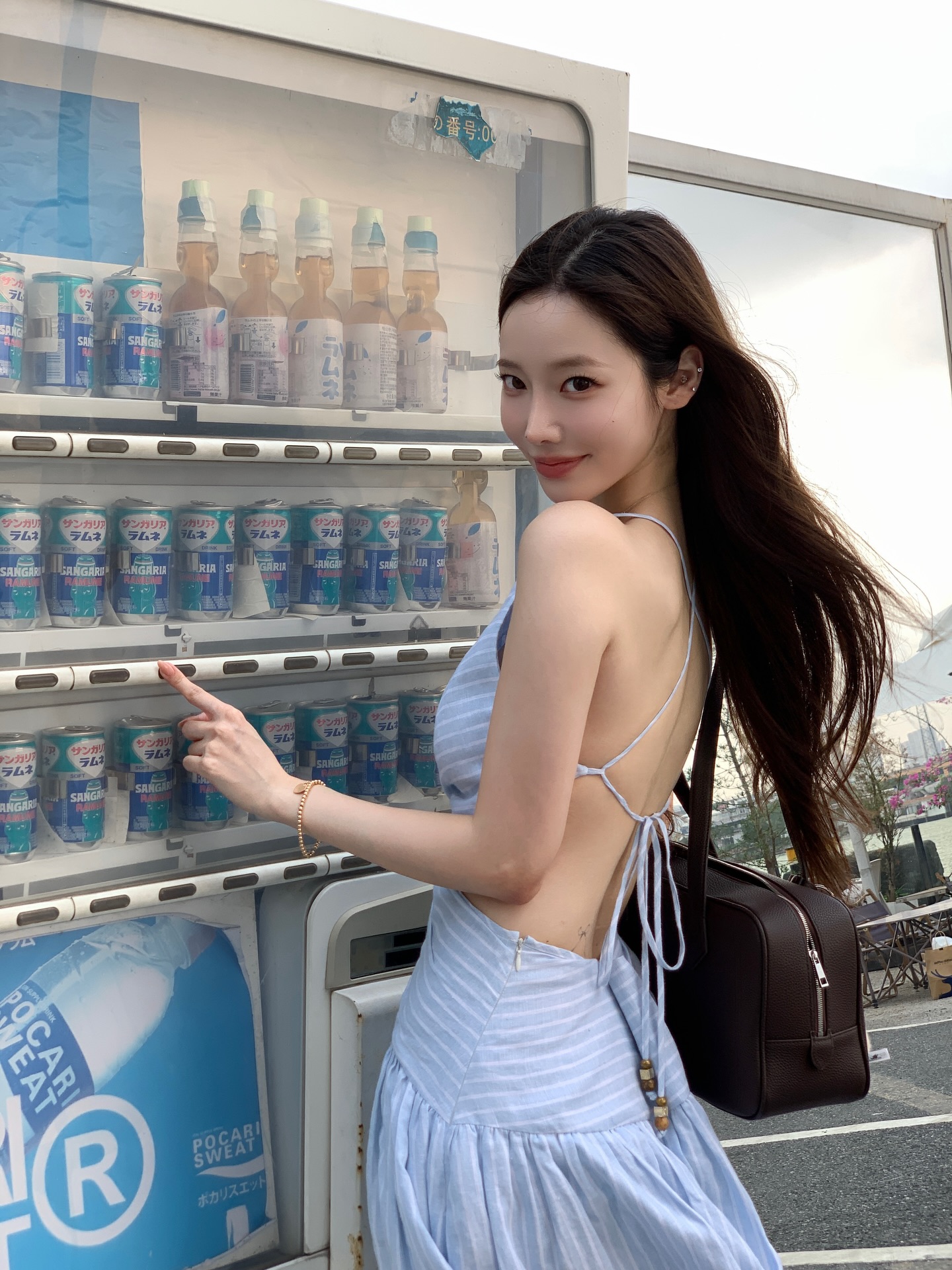 条纹露背绑带裙大秀美背，自动贩卖机前回眸一笑，夏日元气少女就是她
