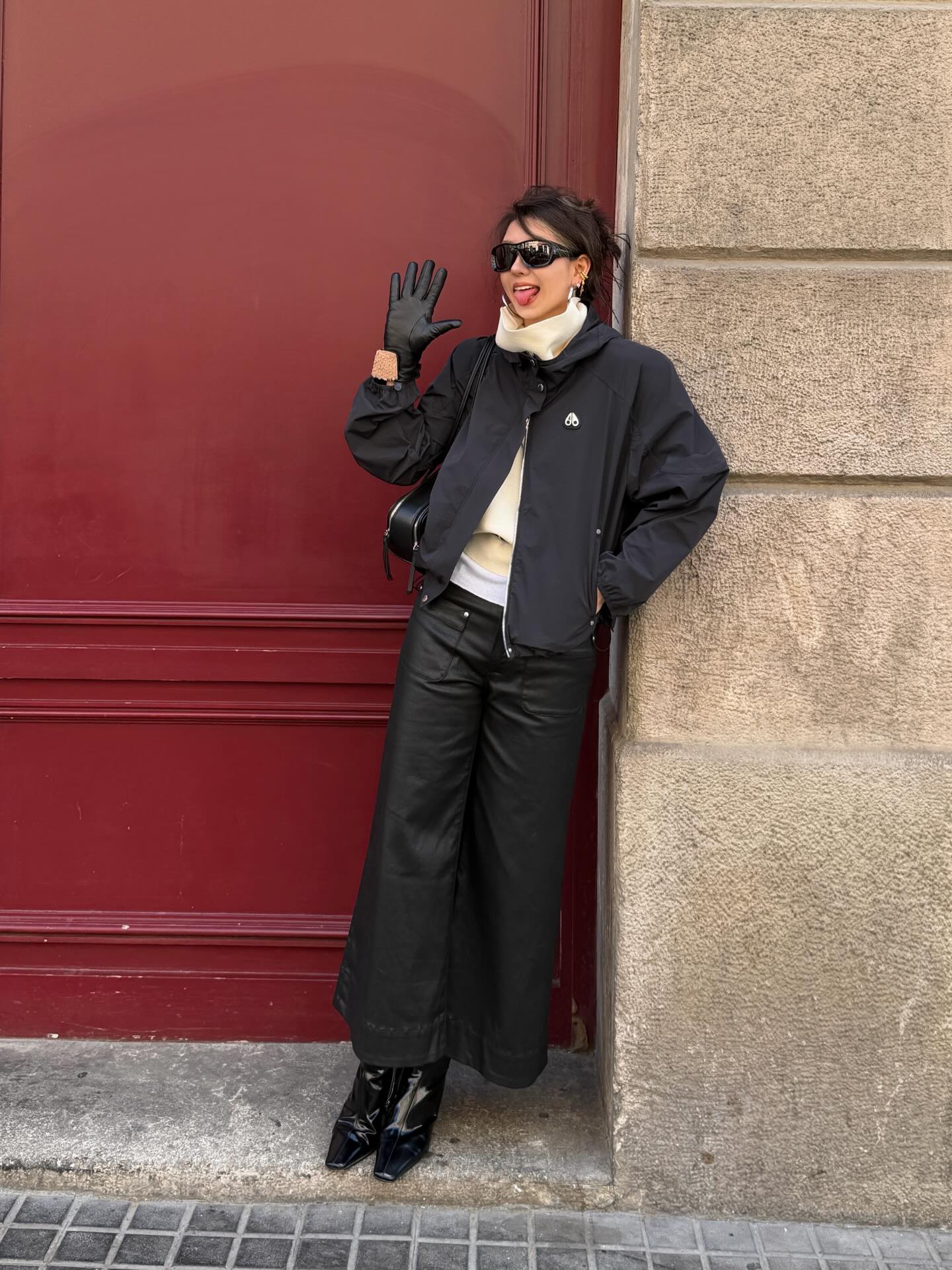 全黑机能风太飒了！皮裤尖头靴气场一米八，机车女孩在线撩人