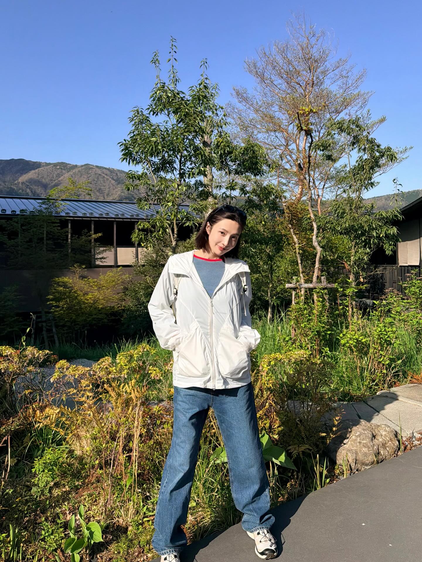 白色防晒外套户外踏青look，墨镜推头顶随性值拉满，松弛感教科书