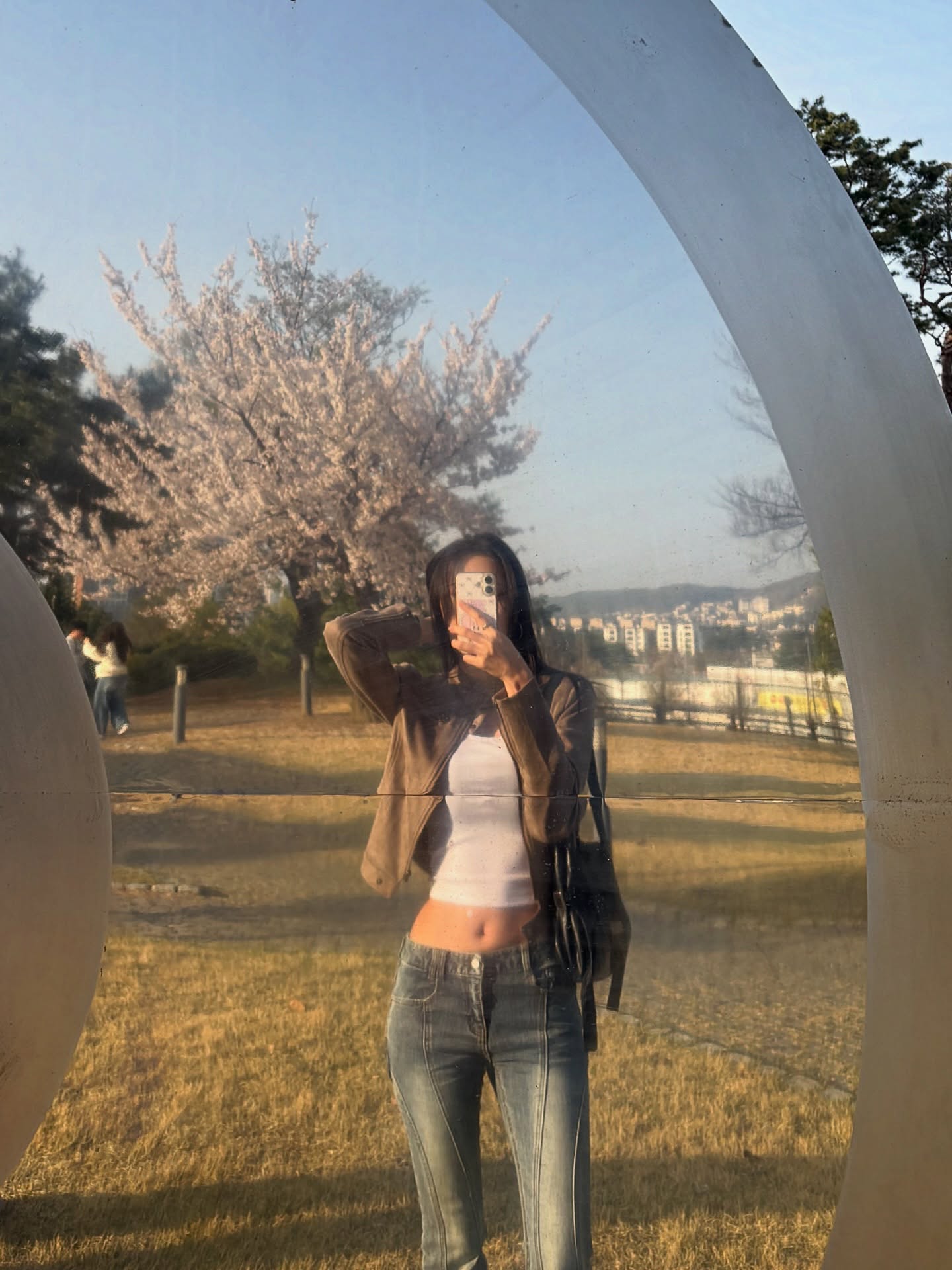 樱花季短裙秀腰线，对镜自拍甜酷日常，春天就要穿得粉粉嫩嫩