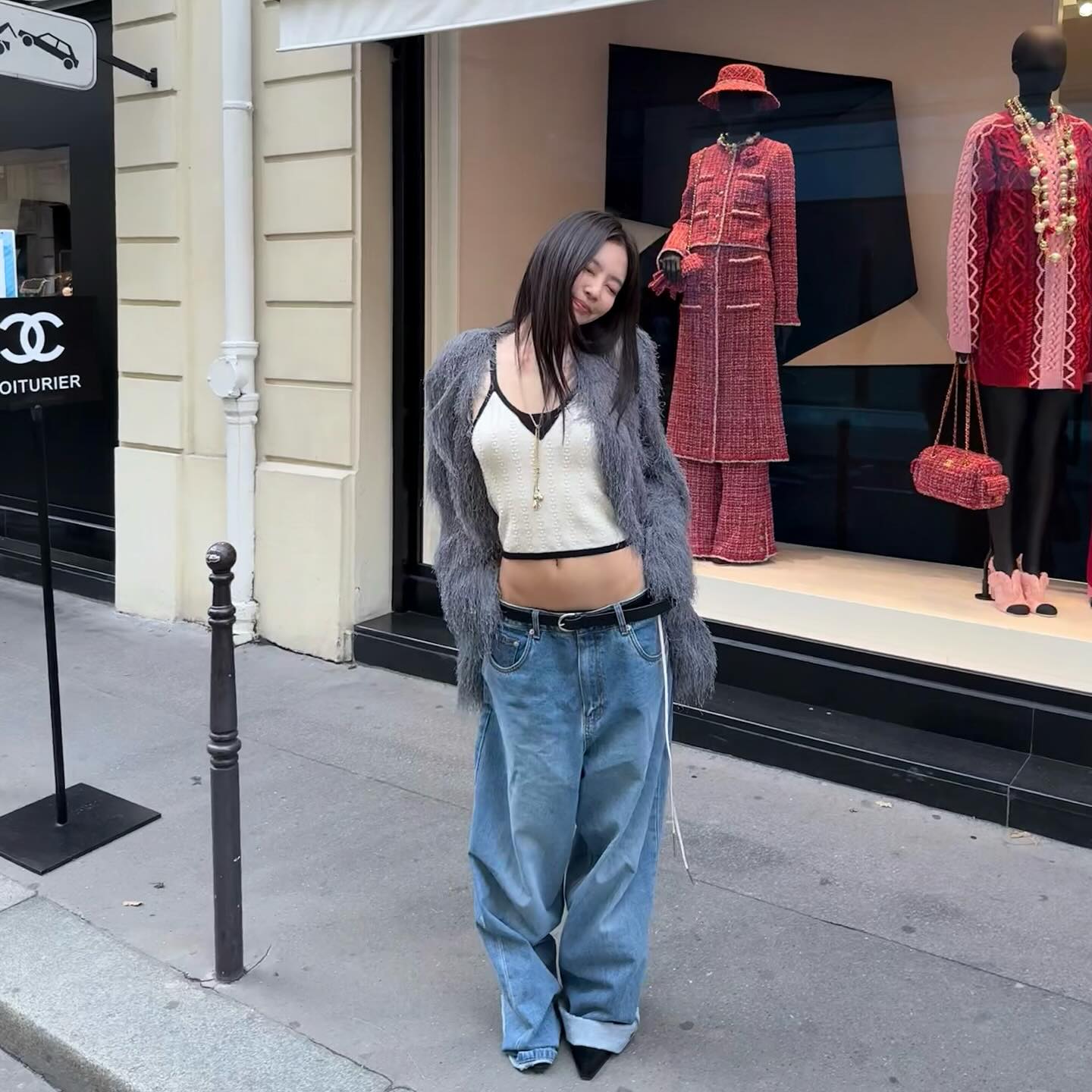 Jennie法式街头风！针织吊带叠穿黑色内衣边，灰色毛绒开衫配阔腿牛仔裤，Chanel橱窗前太会了